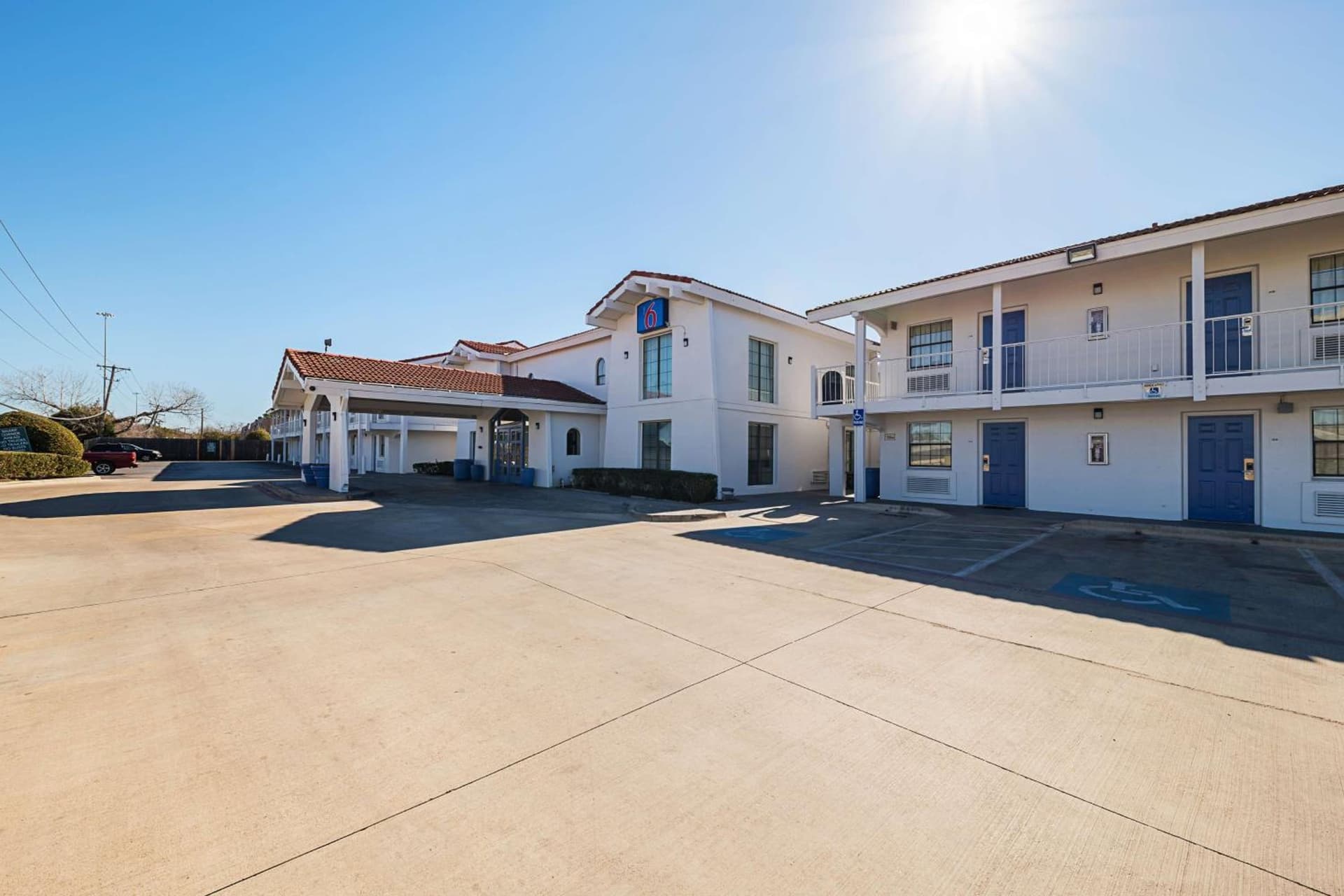 Motel 6-Grand Prairie, TX - Interstate 30 gallery photo in Grand Prairie, TX — image 13