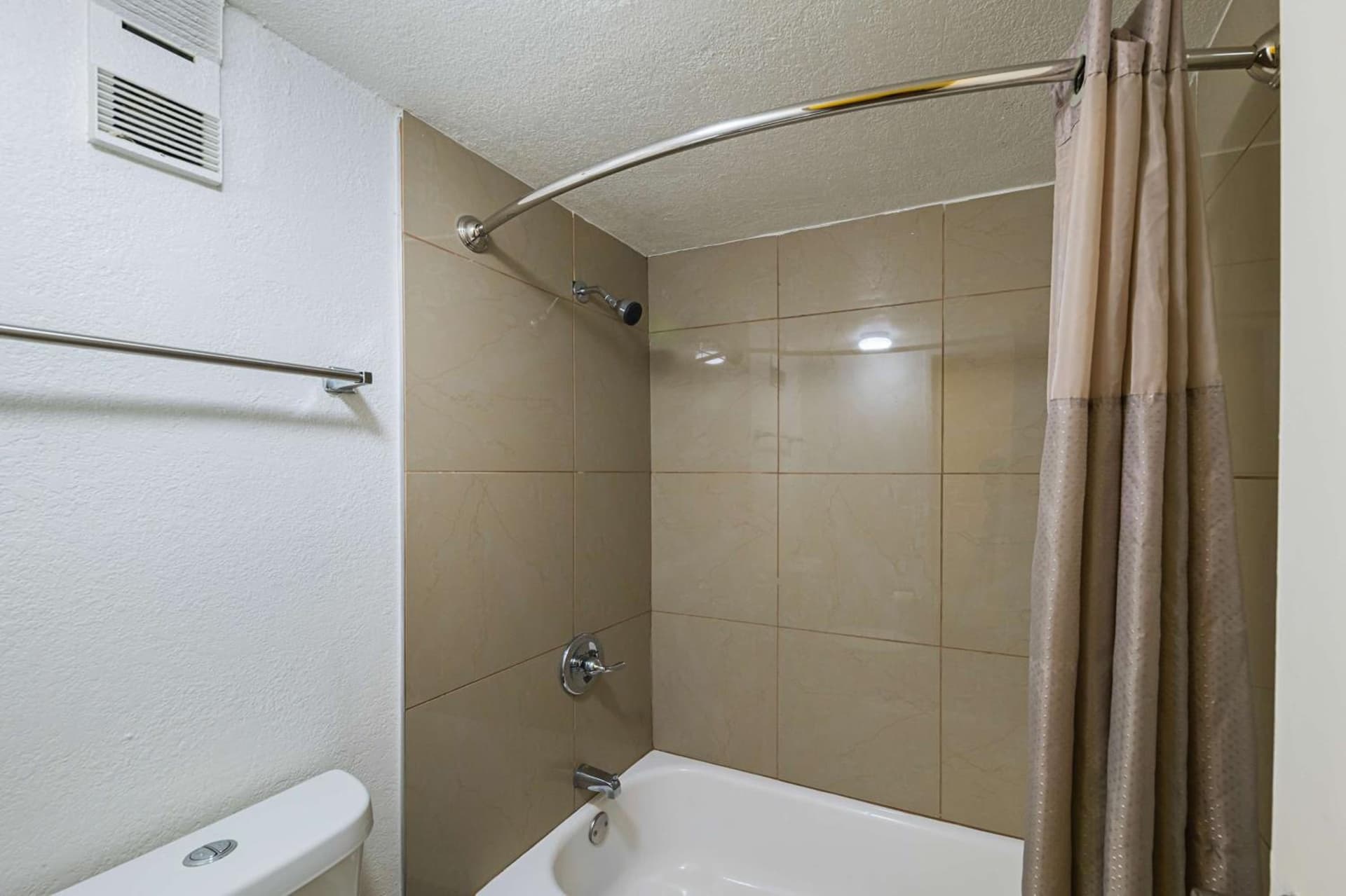 Motel 6-Grand Prairie, TX - Interstate 30 gallery photo in Grand Prairie, TX — image 6