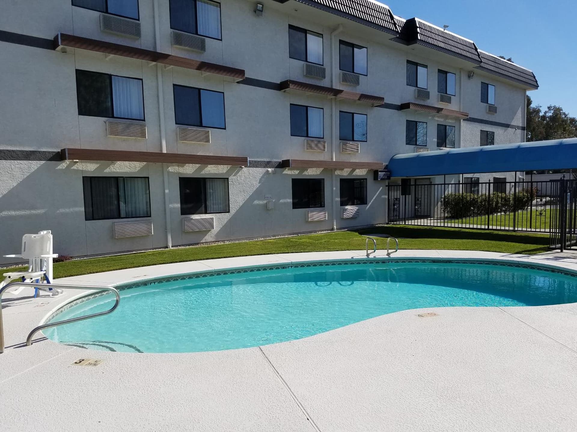 Days Inn by Wyndham Woodland interior in Woodland, CA — gallery photo 2