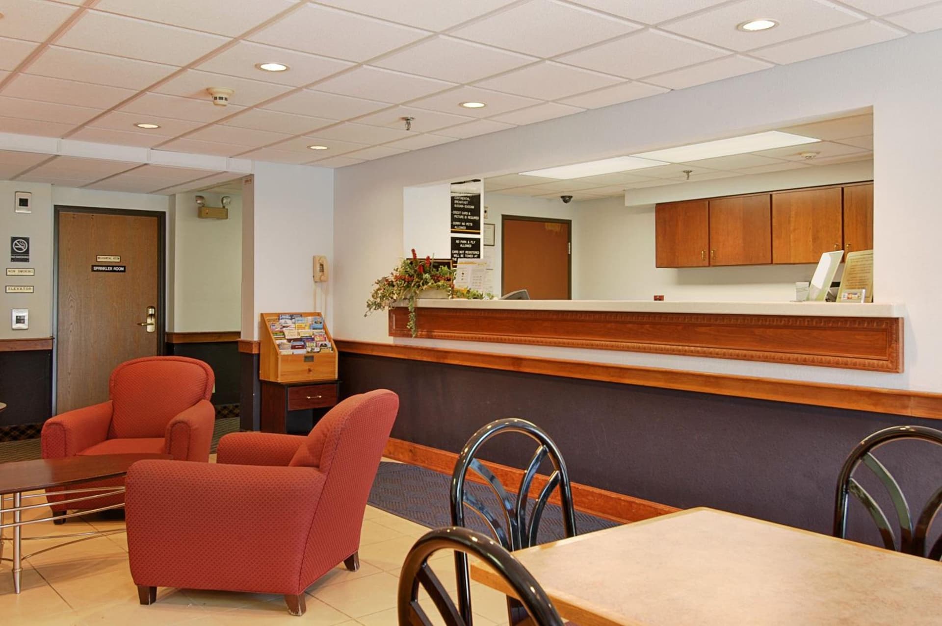 Super 8 by Wyndham Manchester Airport gallery photo in Manchester, NH — image 9