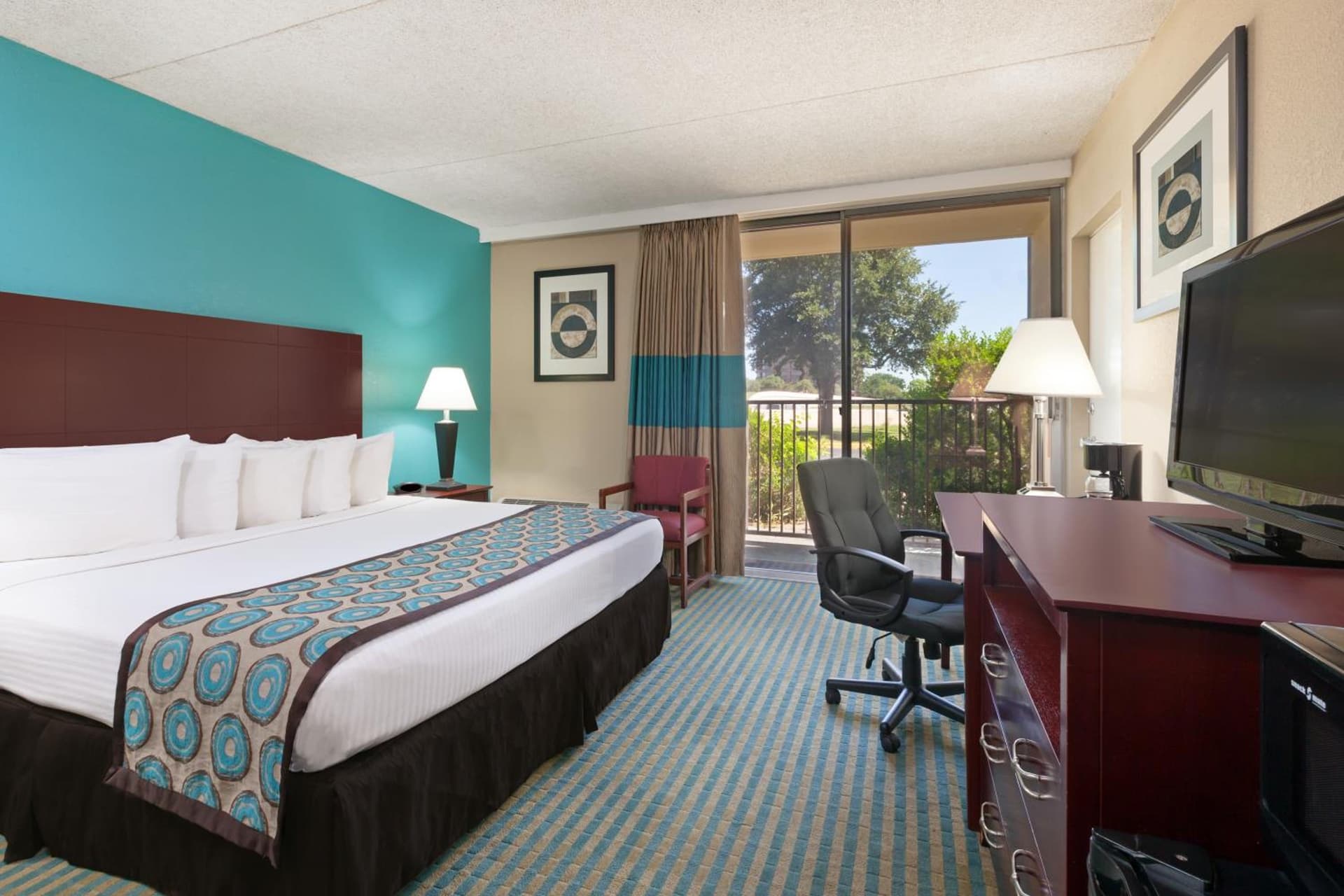 Howard Johnson by Wyndham Arlington Ballpark / Six Flags gallery photo in Arlington, TX — image 23