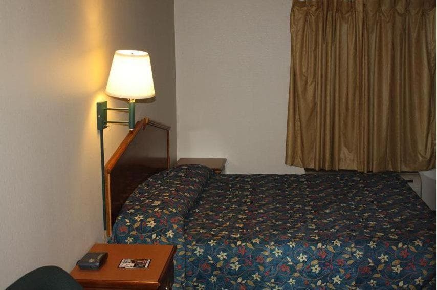 Emerald Inn interior in Maplewood, MN — gallery photo 2