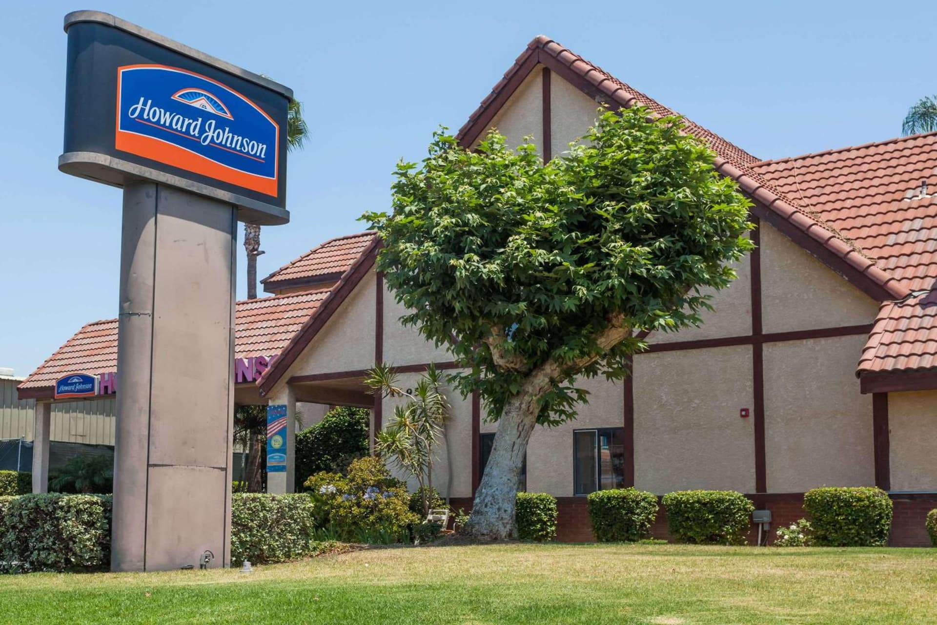 Howard Johnson by Wyndham Norco interior in Norco, CA — gallery photo 2