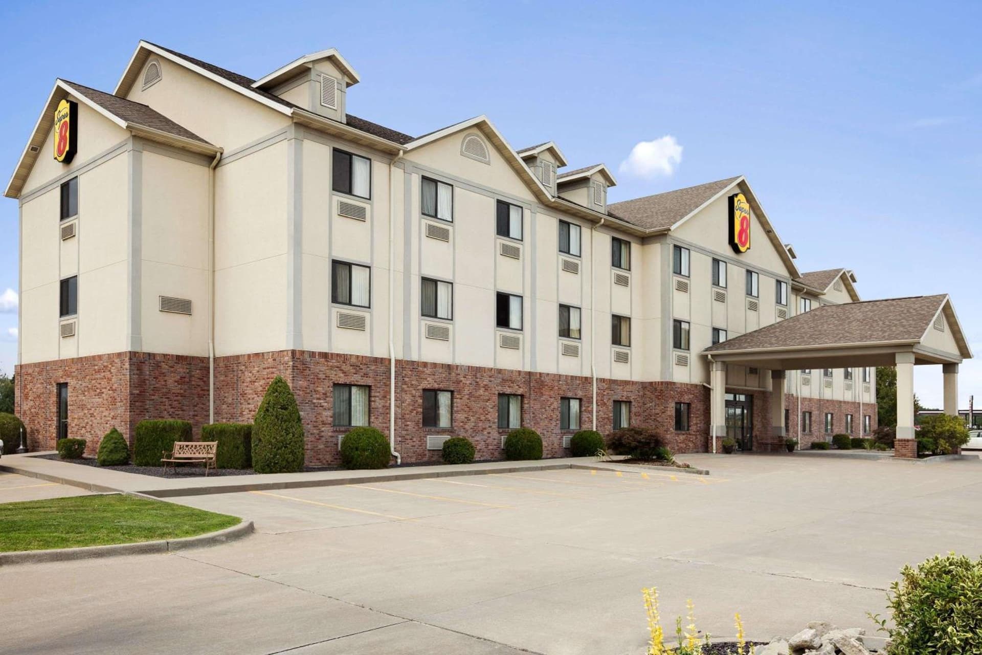 Super 8 by Wyndham Perryville interior in Perryville, MO — gallery photo 2