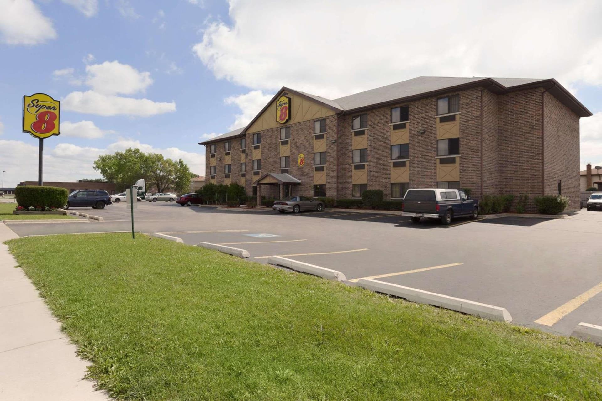 Super 8 by Wyndham Bridgeview/Chicago Area featured exterior or lobby in Bridgeview, IL — similar hotel
