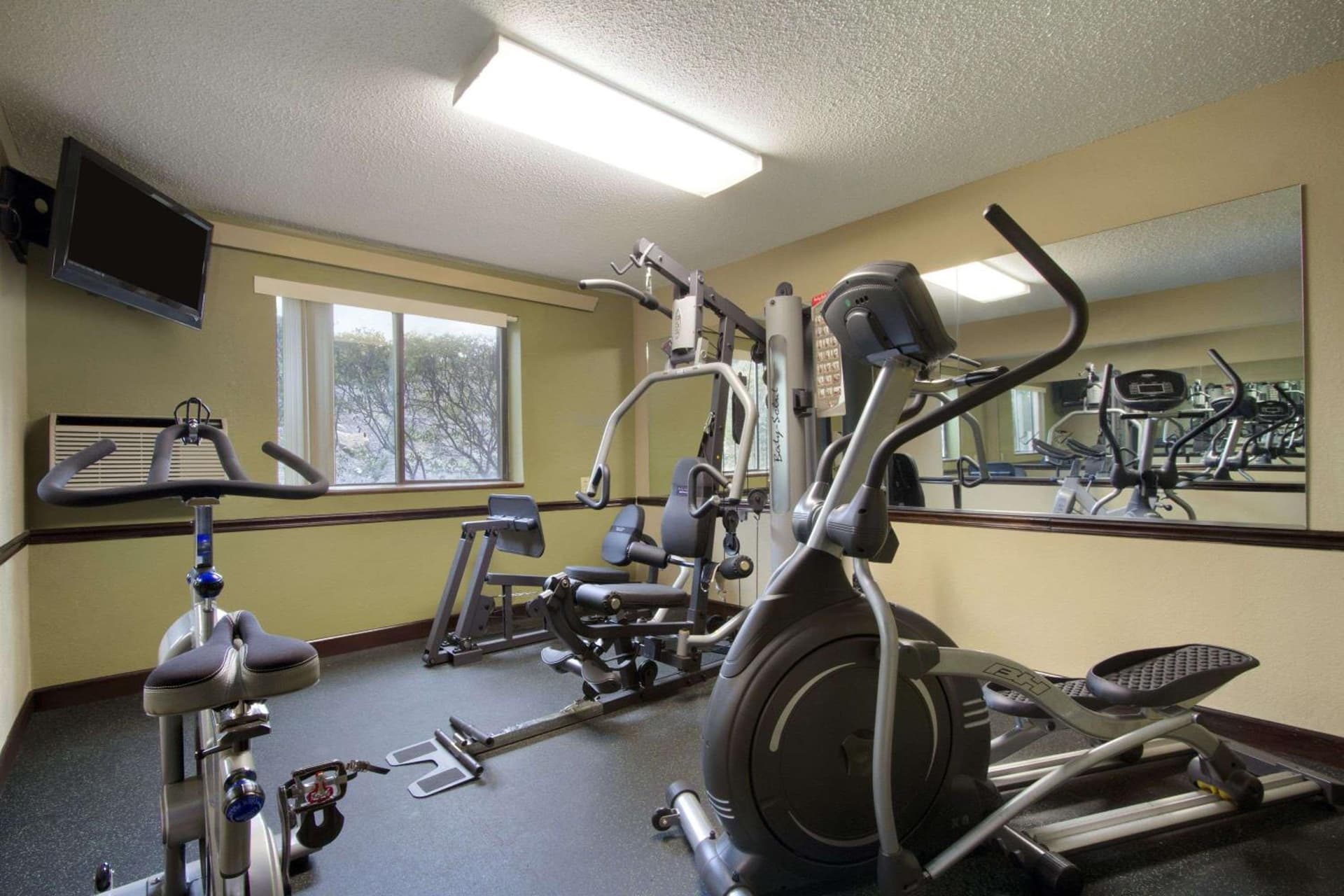 Super 8 by Wyndham Homewood Birmingham Area property views in Birmingham, AL — gallery photo 3