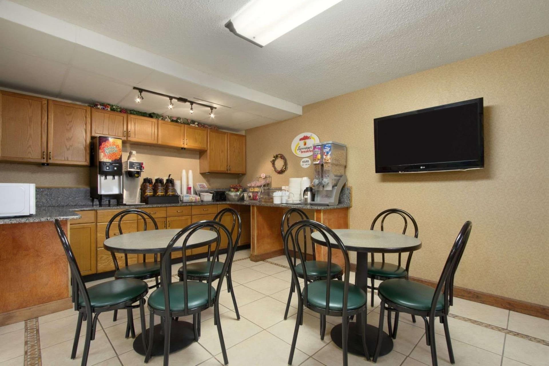 Super 8 by Wyndham Homewood Birmingham Area gallery photo in Birmingham, AL — image 28