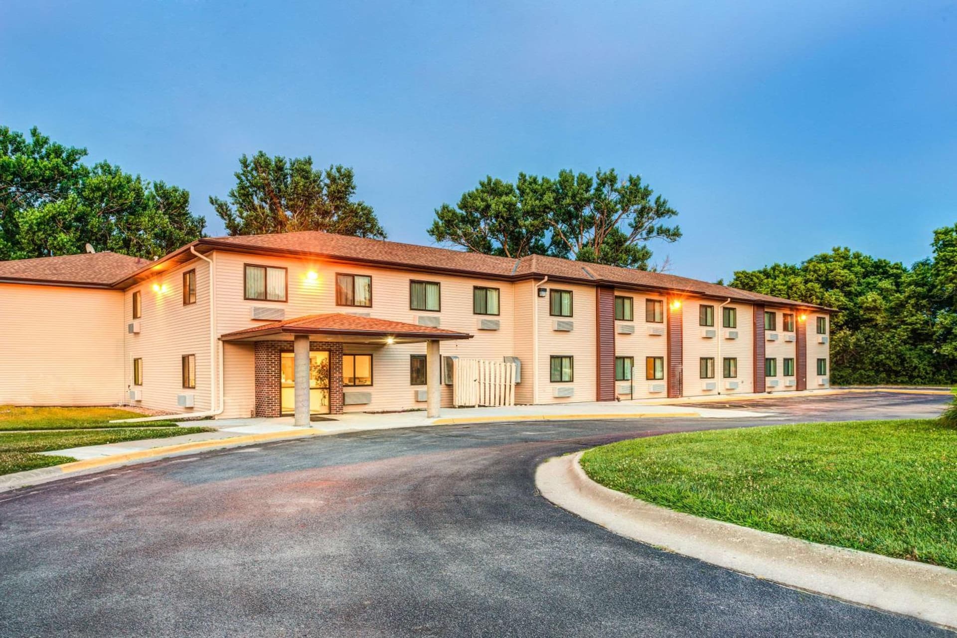 Super 8 by Wyndham Blair interior in Blair, NE — gallery photo 2