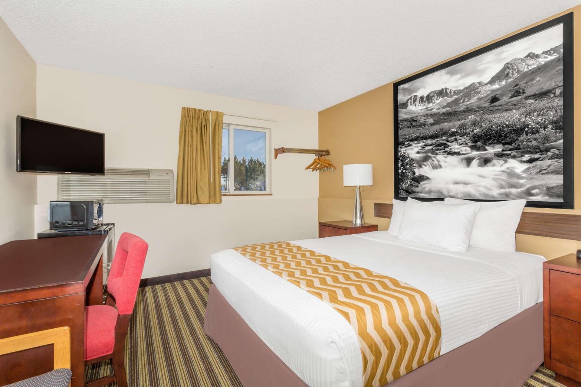 Travelodge by Wyndham Loveland/Fort Collins Area property views in Loveland, CO — gallery photo 3