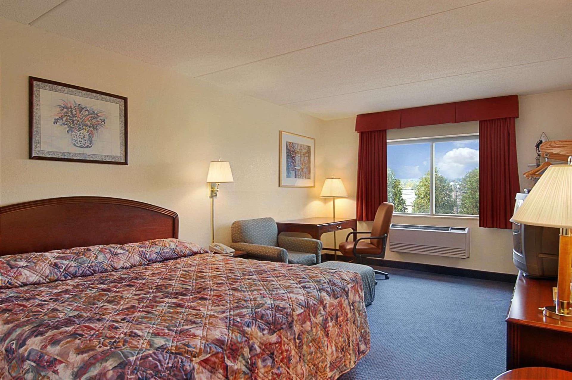 Super 8 by Wyndham Manchester Airport gallery photo in Manchester, NH — image 14