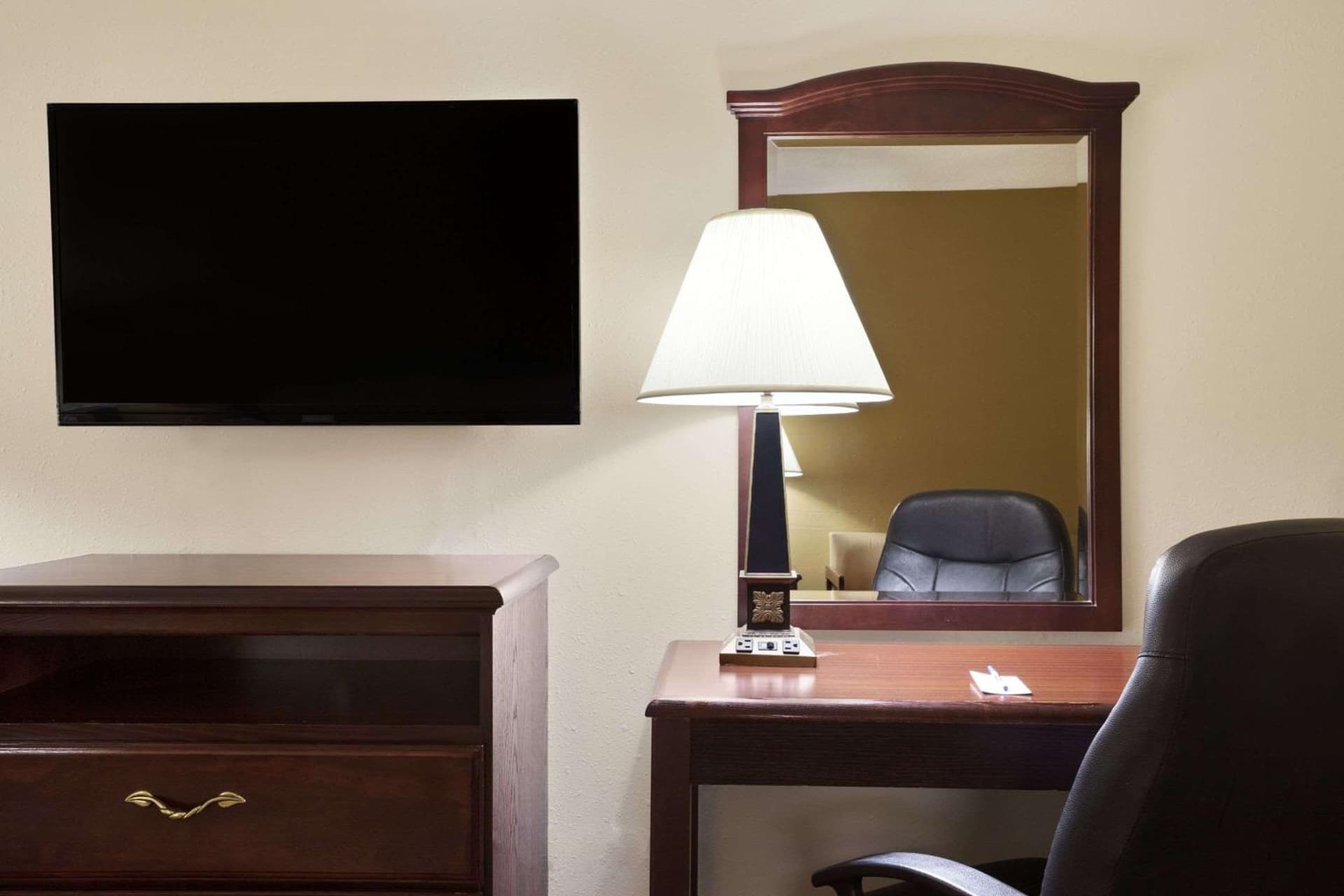 Travelodge by Wyndham La Porte/Michigan City Area gallery photo in LaPorte, IN — image 37