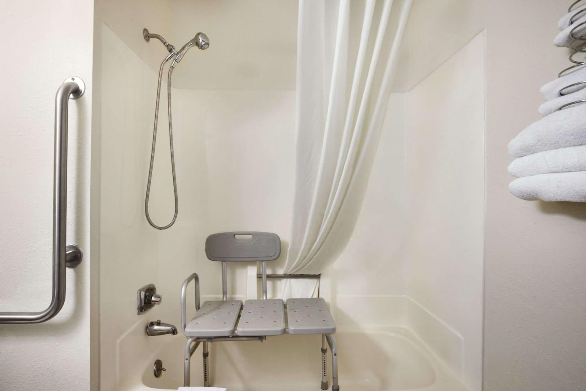 Travelodge by Wyndham La Porte/Michigan City Area gallery photo in LaPorte, IN — image 43