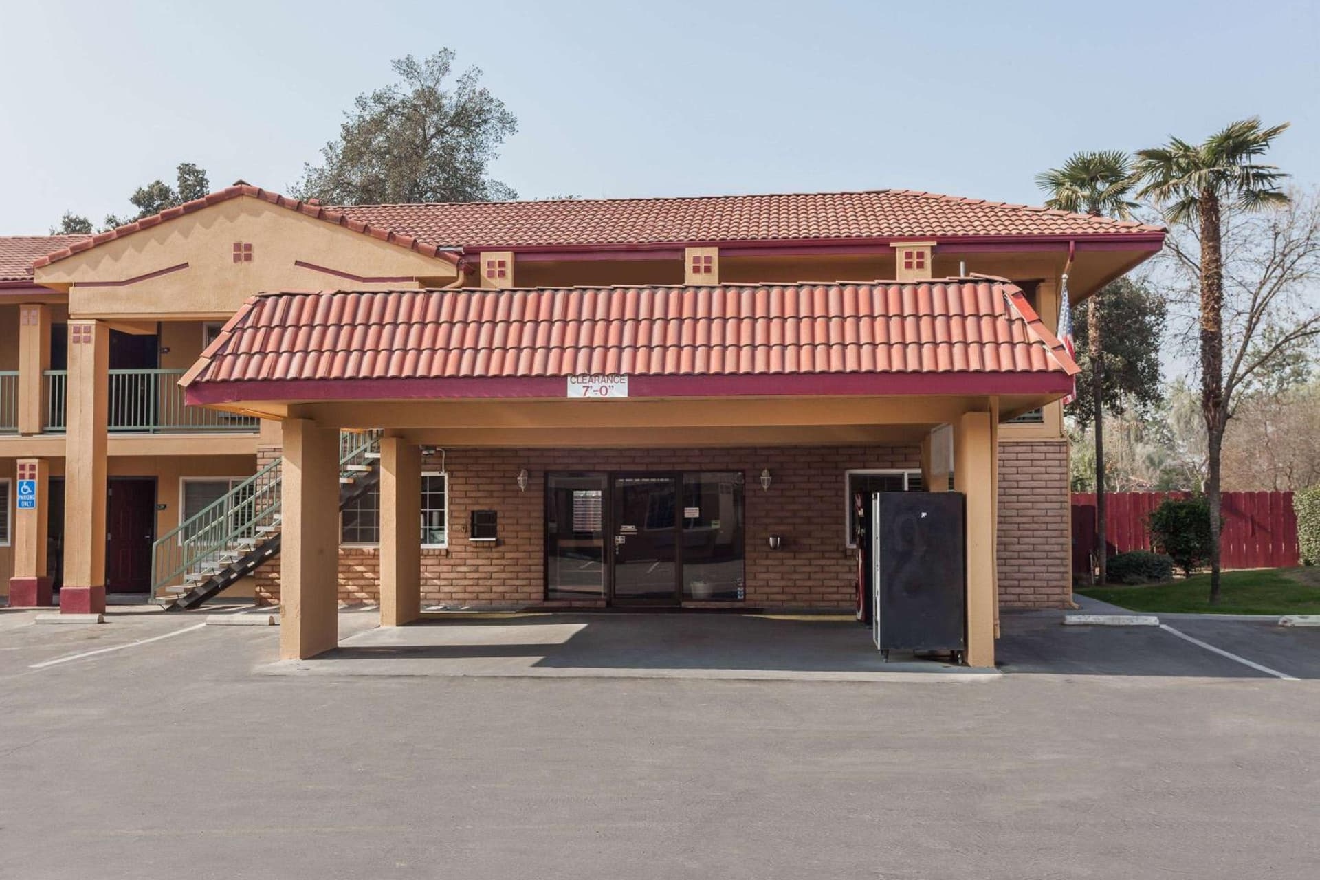 Super 8 by Wyndham Visalia — hotel in Visalia, California
