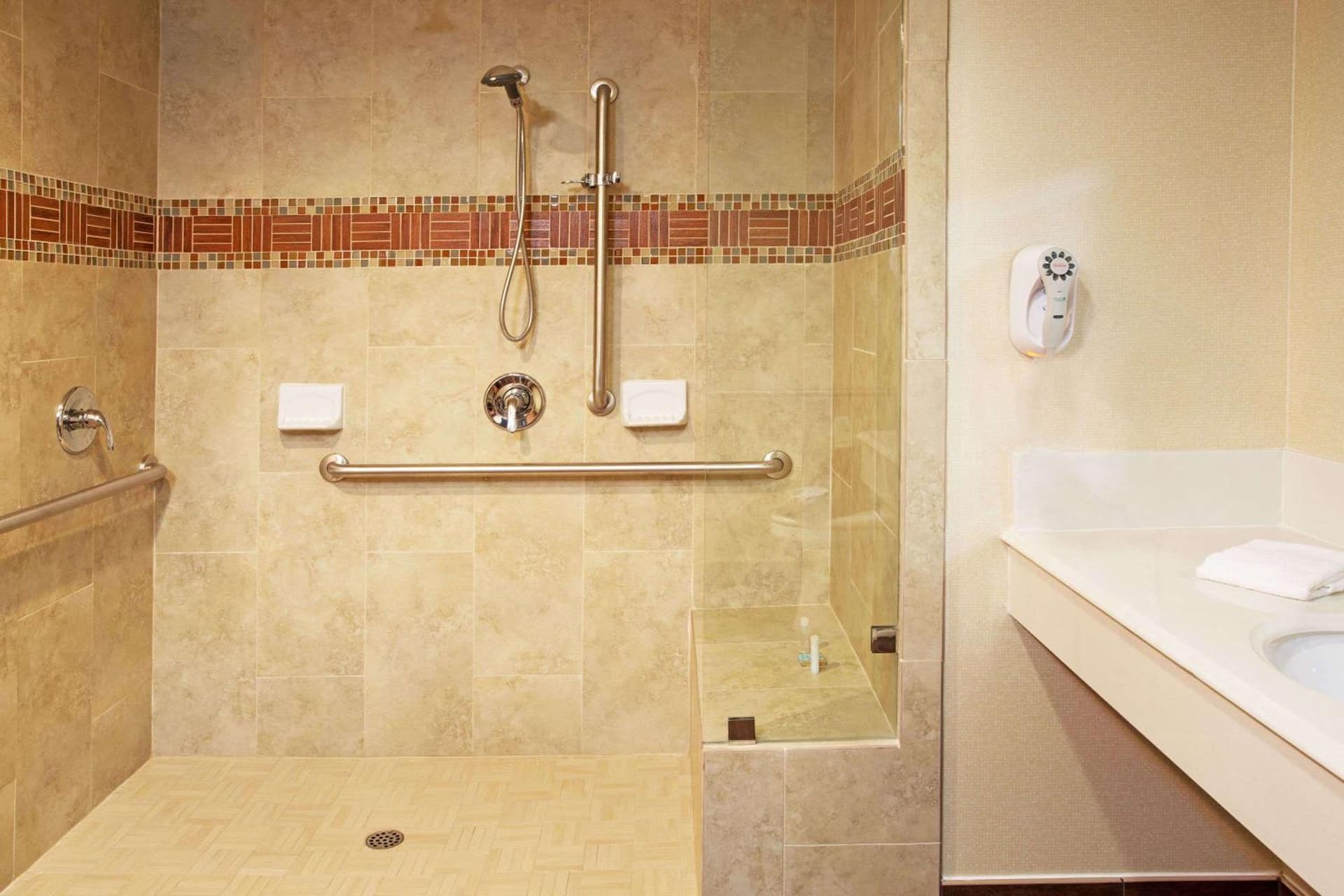 Travelodge by Wyndham Ocean Front gallery photo in Sunset Beach, CA — image 10
