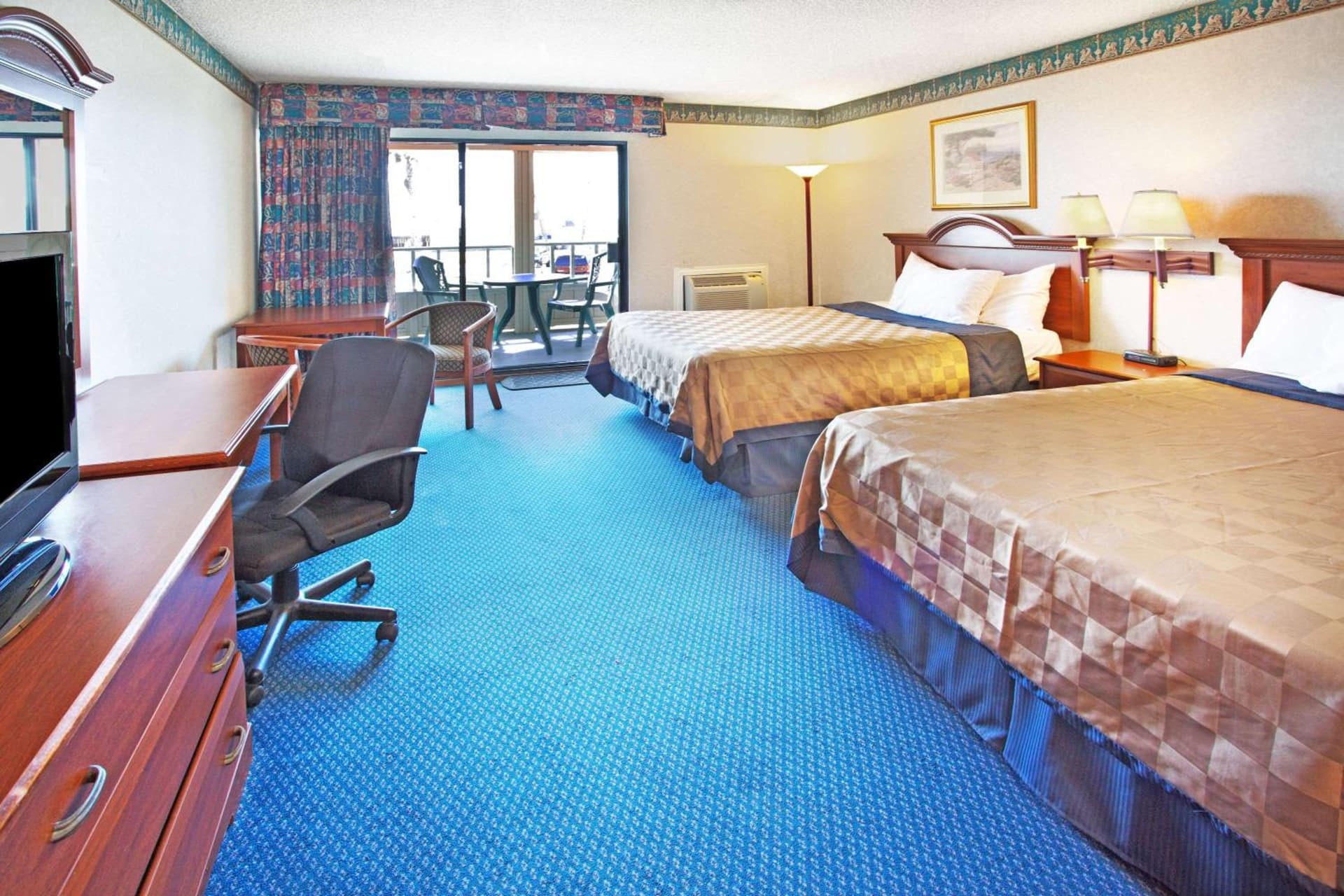 Travelodge by Wyndham Ocean Front interior in Sunset Beach, CA — gallery photo 2
