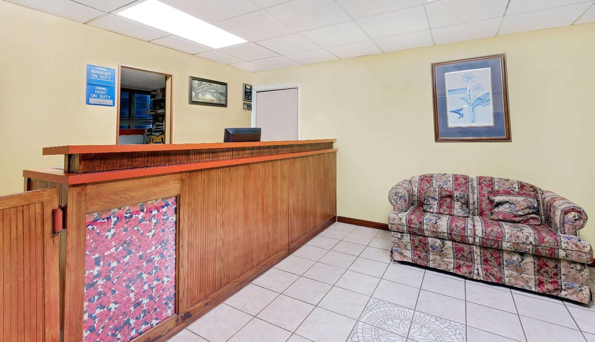 Travelodge by Wyndham Chambersburg interior in Chambersburg, PA — gallery photo 2