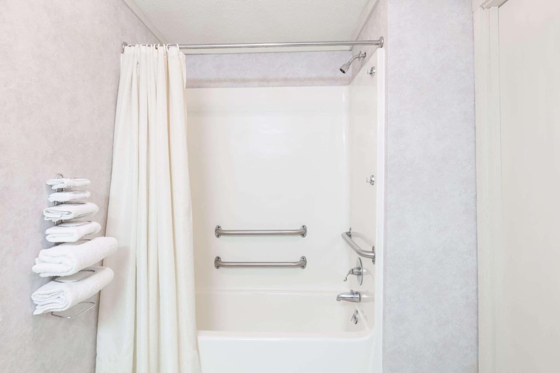 Travelodge by Wyndham Elkton University Area interior in Elkton, MD — gallery photo 2