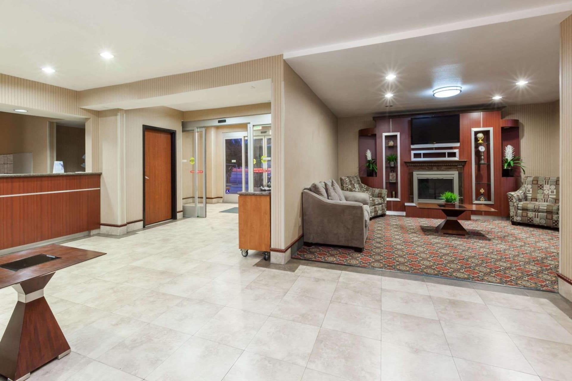 Travelodge by Wyndham Sylmar CA interior in Sylmar, CA — gallery photo 2