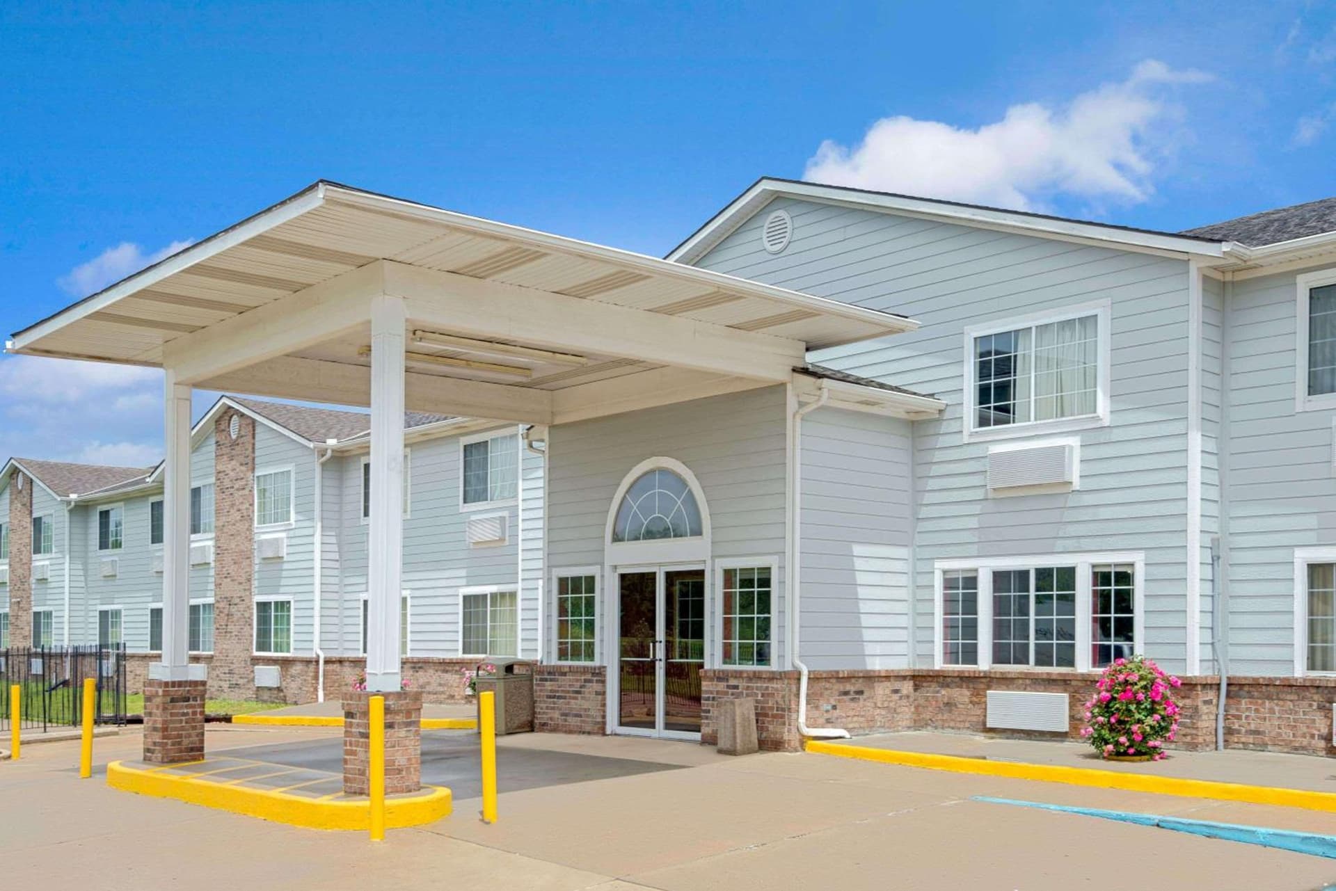 Super 8 by Wyndham Riverside/Kansas City featured exterior or lobby in Kansas City, MO — similar hotel