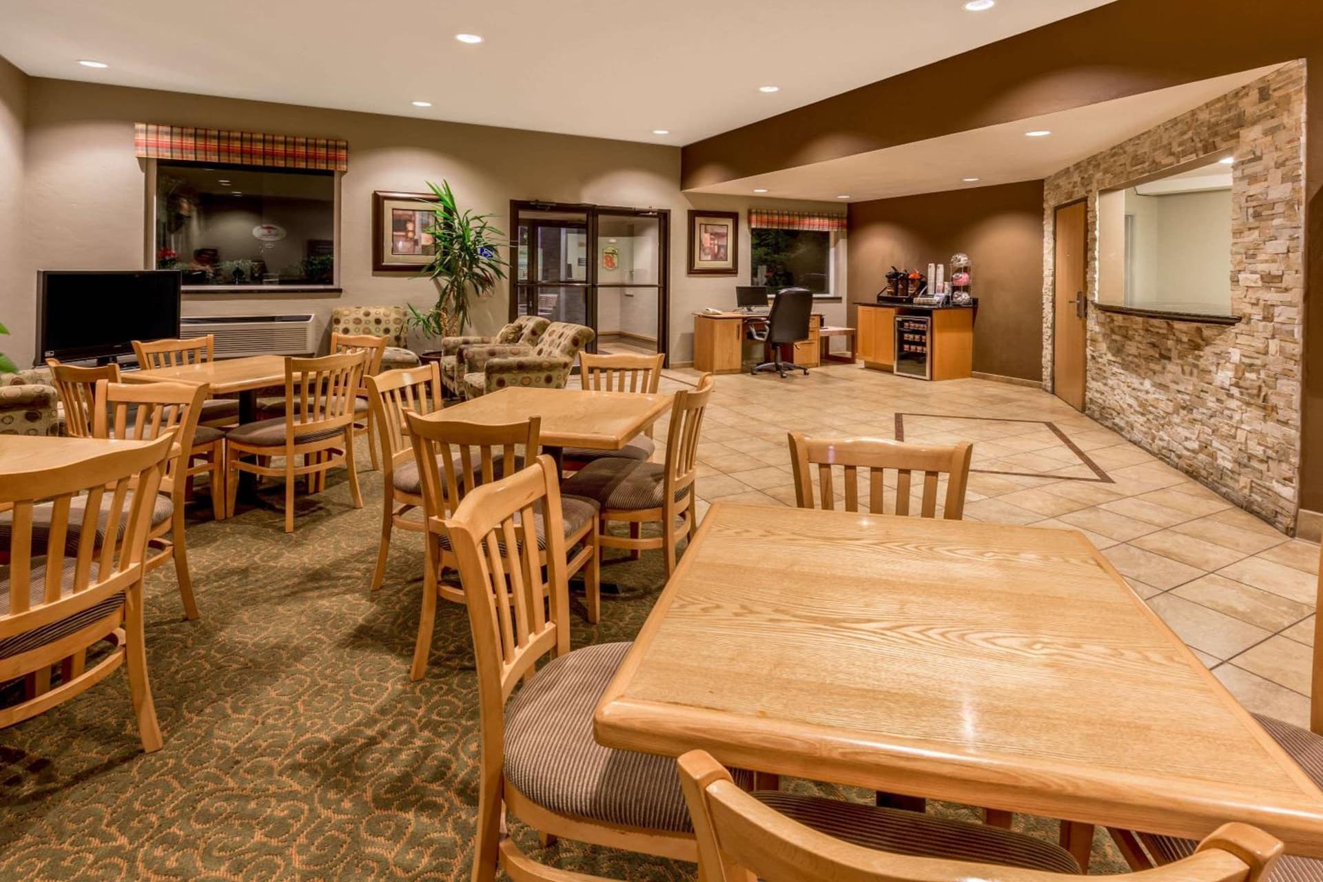 Super 8 by Wyndham Woodburn interior in Woodburn, OR — gallery photo 2