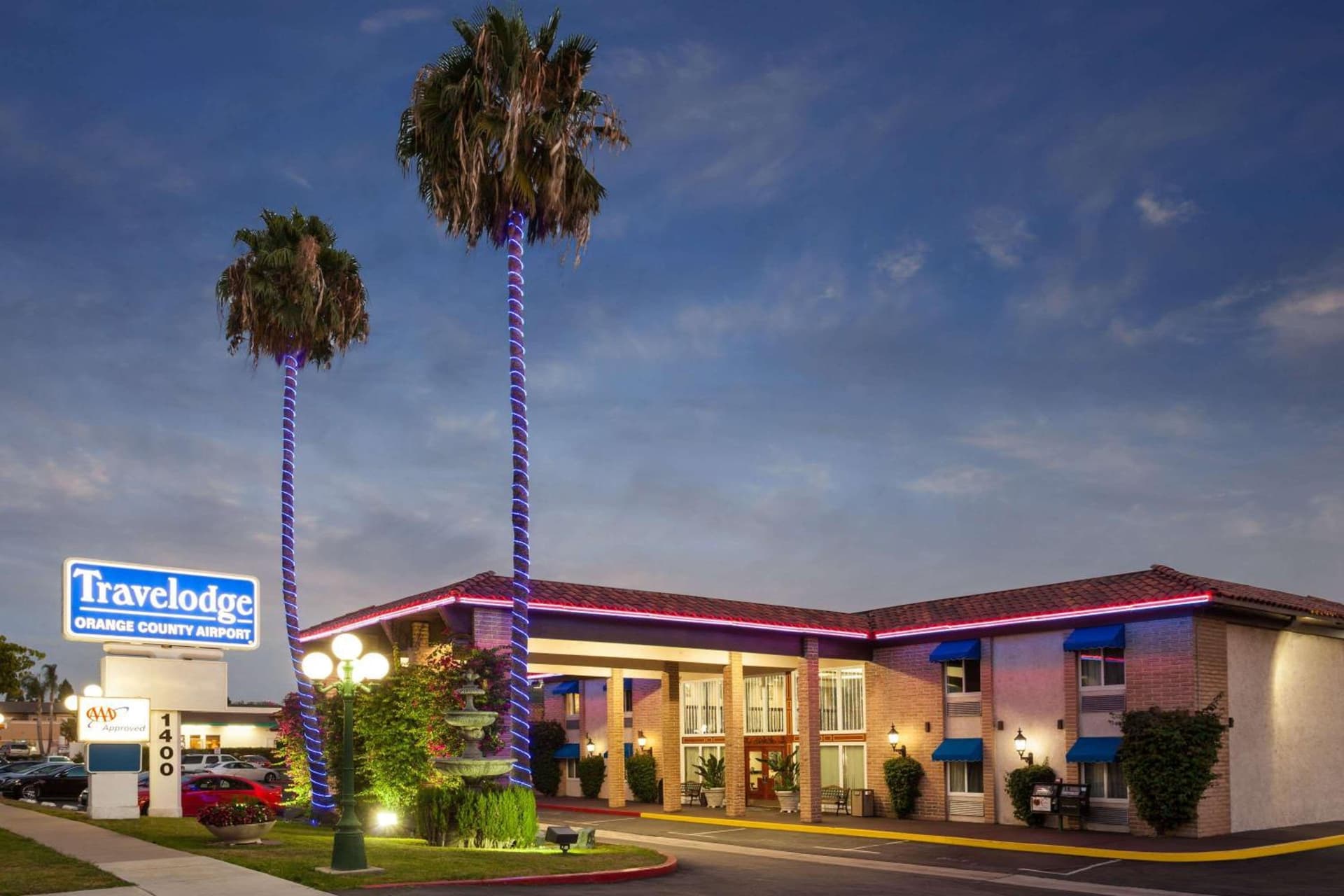 Travelodge by Wyndham Orange County Airport/ Costa Mesa featured exterior or lobby in Costa Mesa, CA — similar hotel