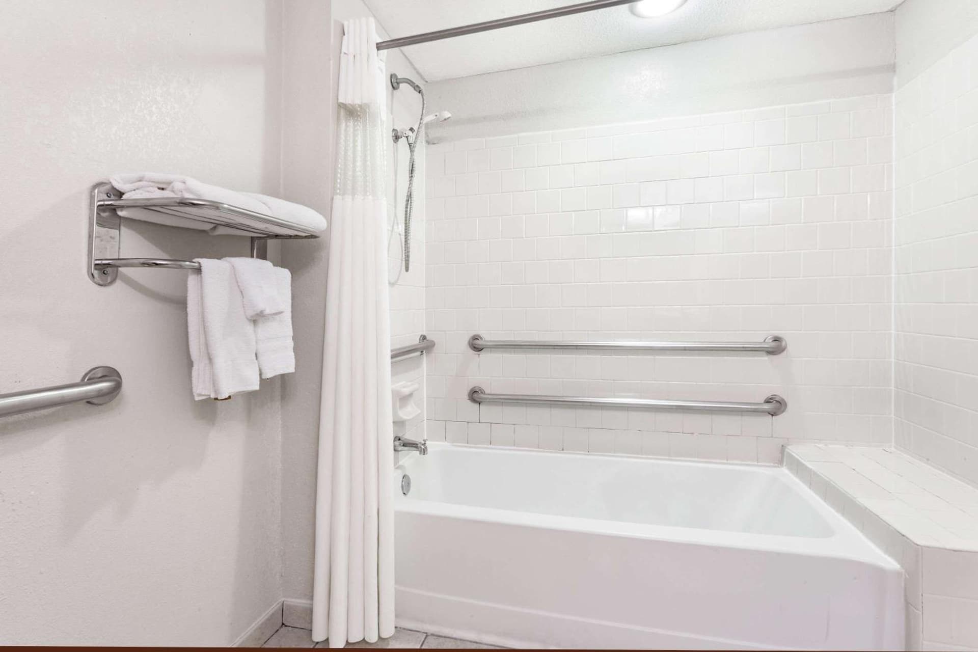 Travelodge by Wyndham Winchester property views in Winchester, VA — gallery photo 3