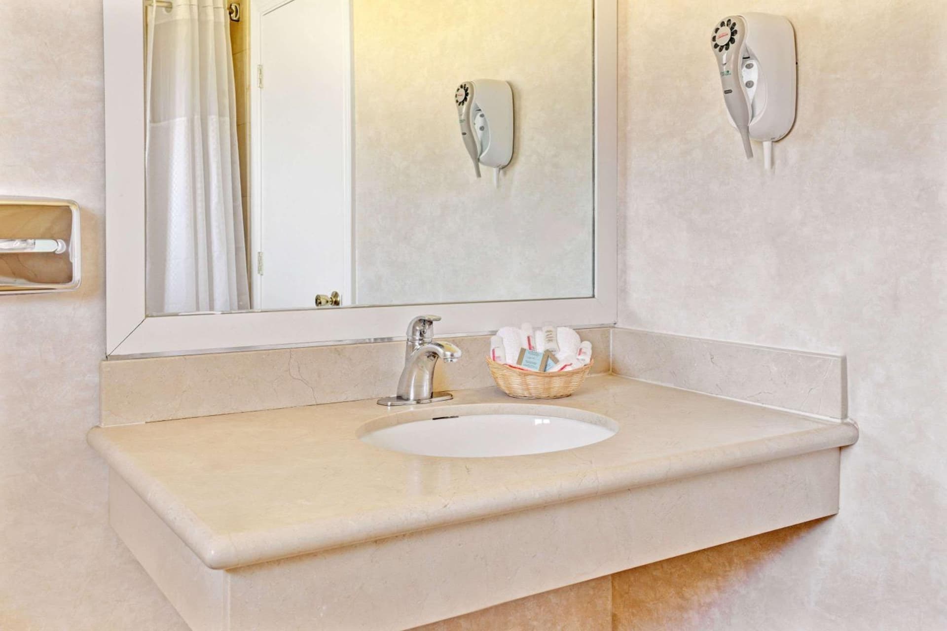 Travelodge by Wyndham Mill Valley/Sausalito interior in Mill Valley, CA — gallery photo 2