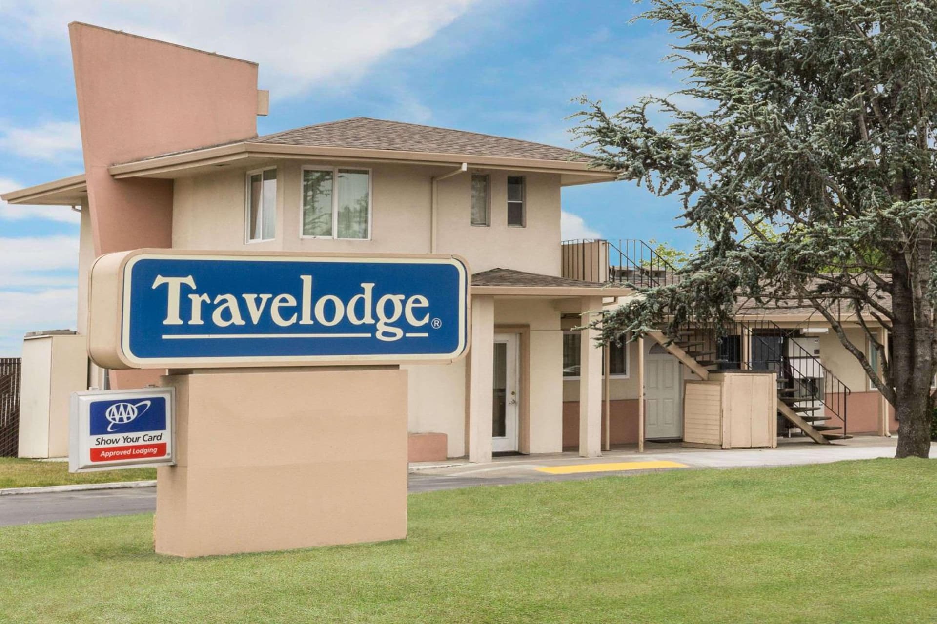 Travelodge by Wyndham Santa Rosa Wine Country interior in Santa Rosa, CA — gallery photo 2