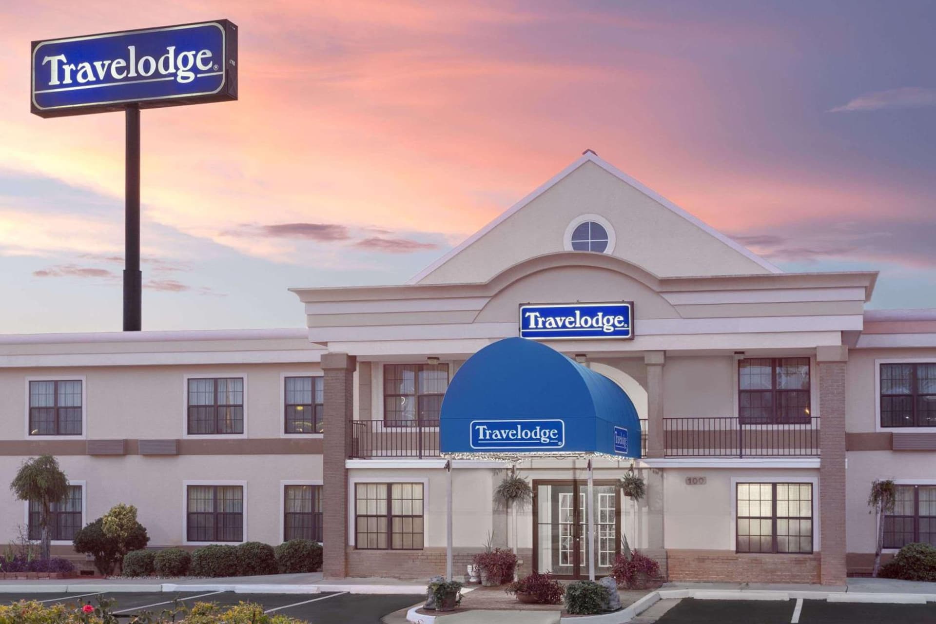 Travelodge by Wyndham Perry National Fairgrounds Area I-75 featured exterior or lobby in Perry, GA — similar hotel