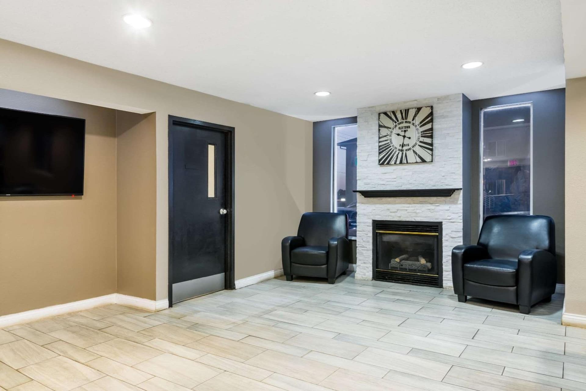 Super 8 by Wyndham Indianapolis/NE/Castleton Area interior in Indianapolis, IN — gallery photo 2