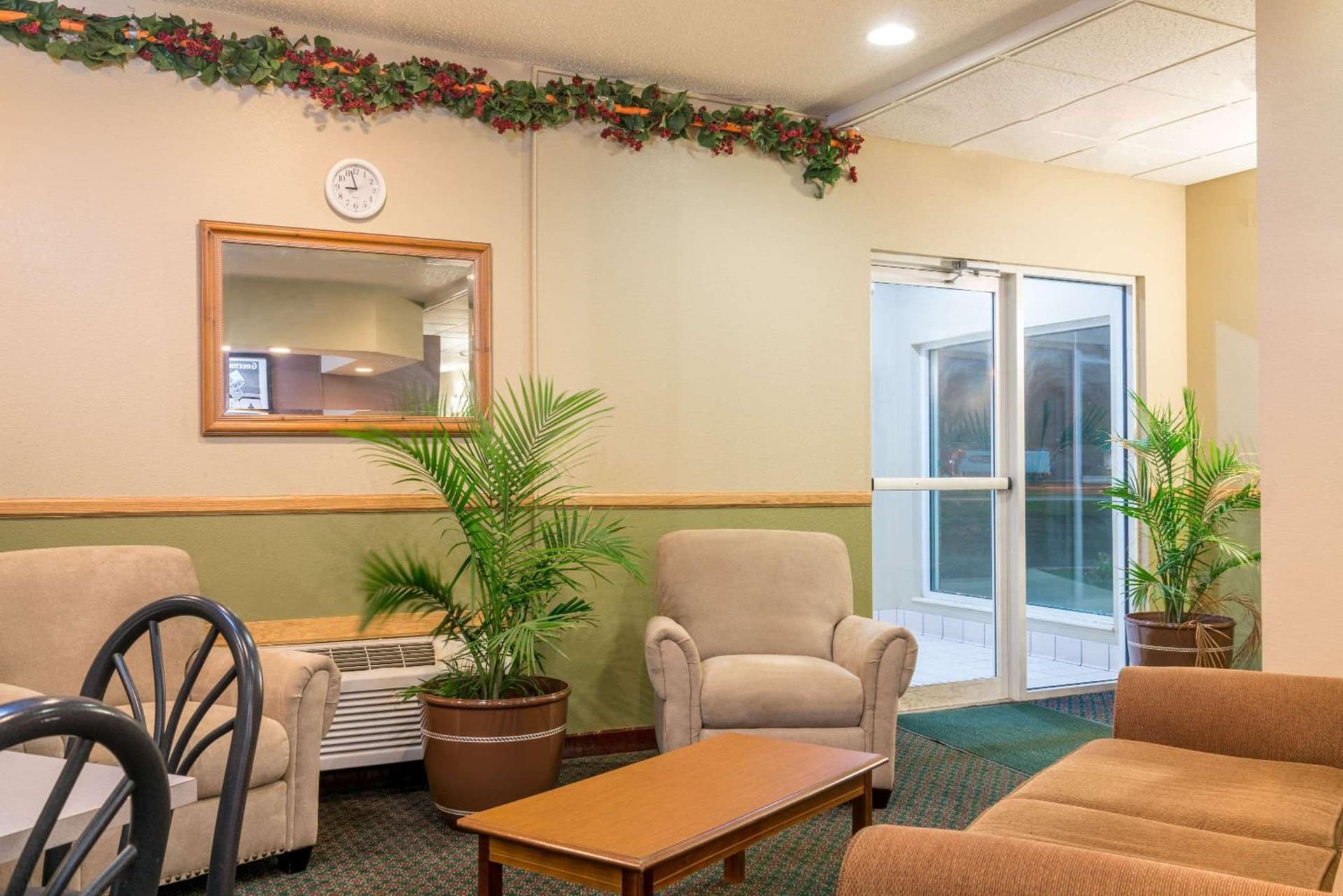 Super 8 by Wyndham Beresford interior in Beresford, SD — gallery photo 2