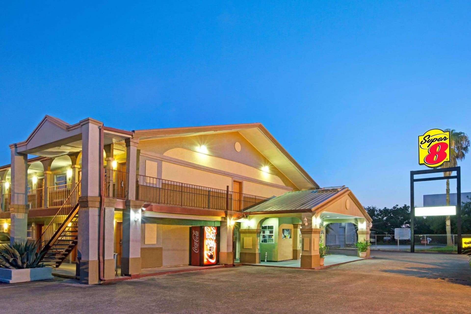 Super 8 by Wyndham La Marque TX/Texas City Area — hotel in La Marque, Texas