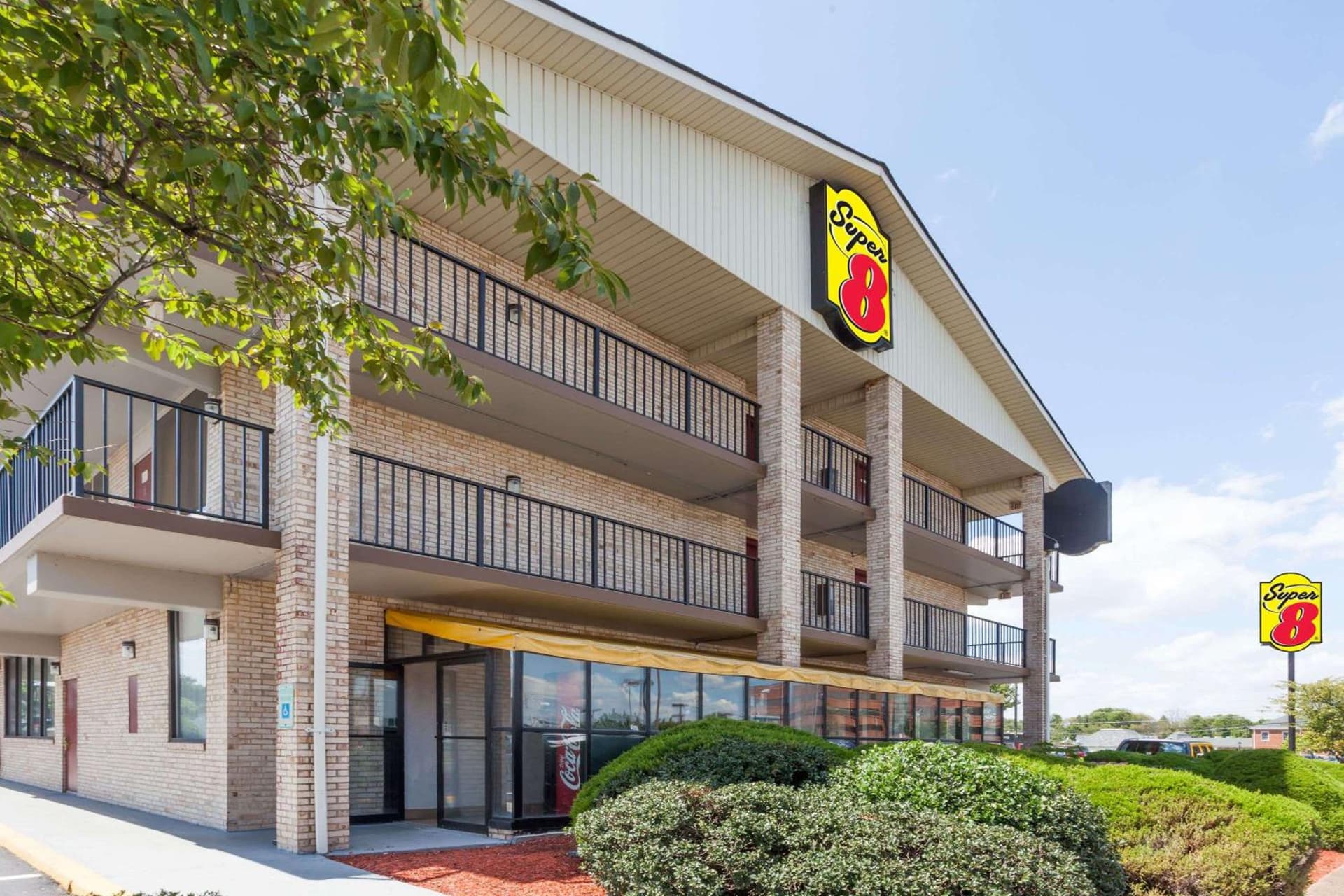 Super 8 by Wyndham Manassas interior in Manassas, VA — gallery photo 2