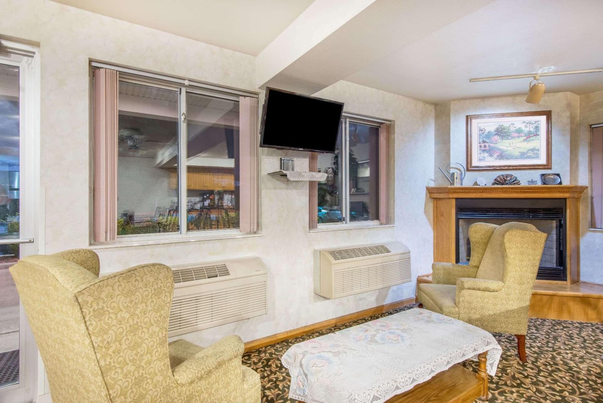 Super 8 by Wyndham West Middlesex/Sharon Area interior in West Middlesex, PA — gallery photo 2