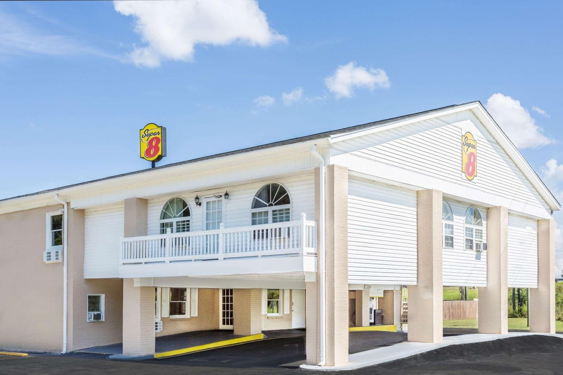 Super 8 by Wyndham Manning interior in Manning, SC — gallery photo 2
