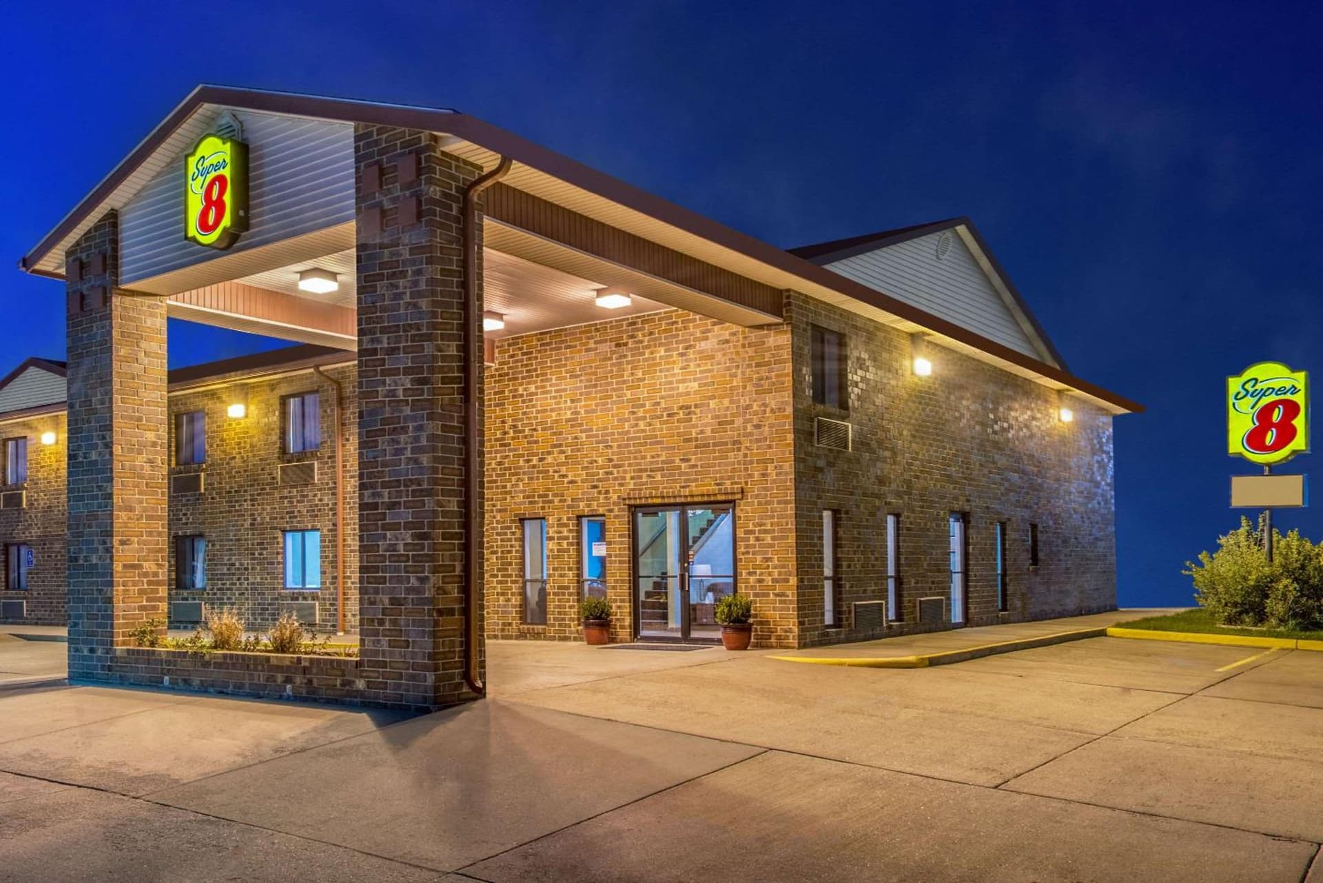 Super 8 by Wyndham Wakeeney interior in WaKeeney, KS — gallery photo 2