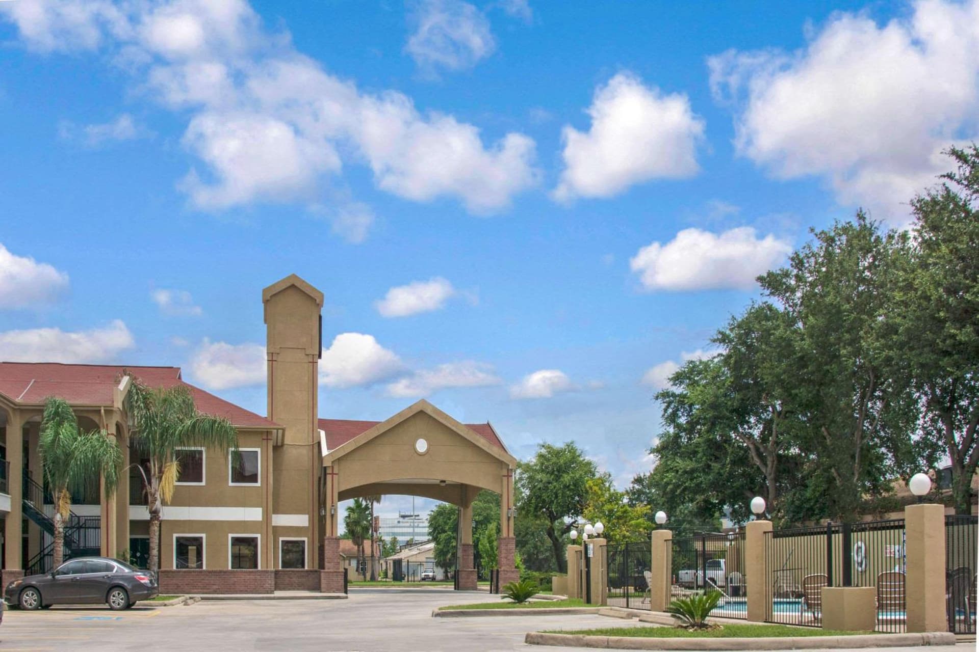 Super 8 by Wyndham Houston/Brookhollow NW property views in Houston, TX — gallery photo 3