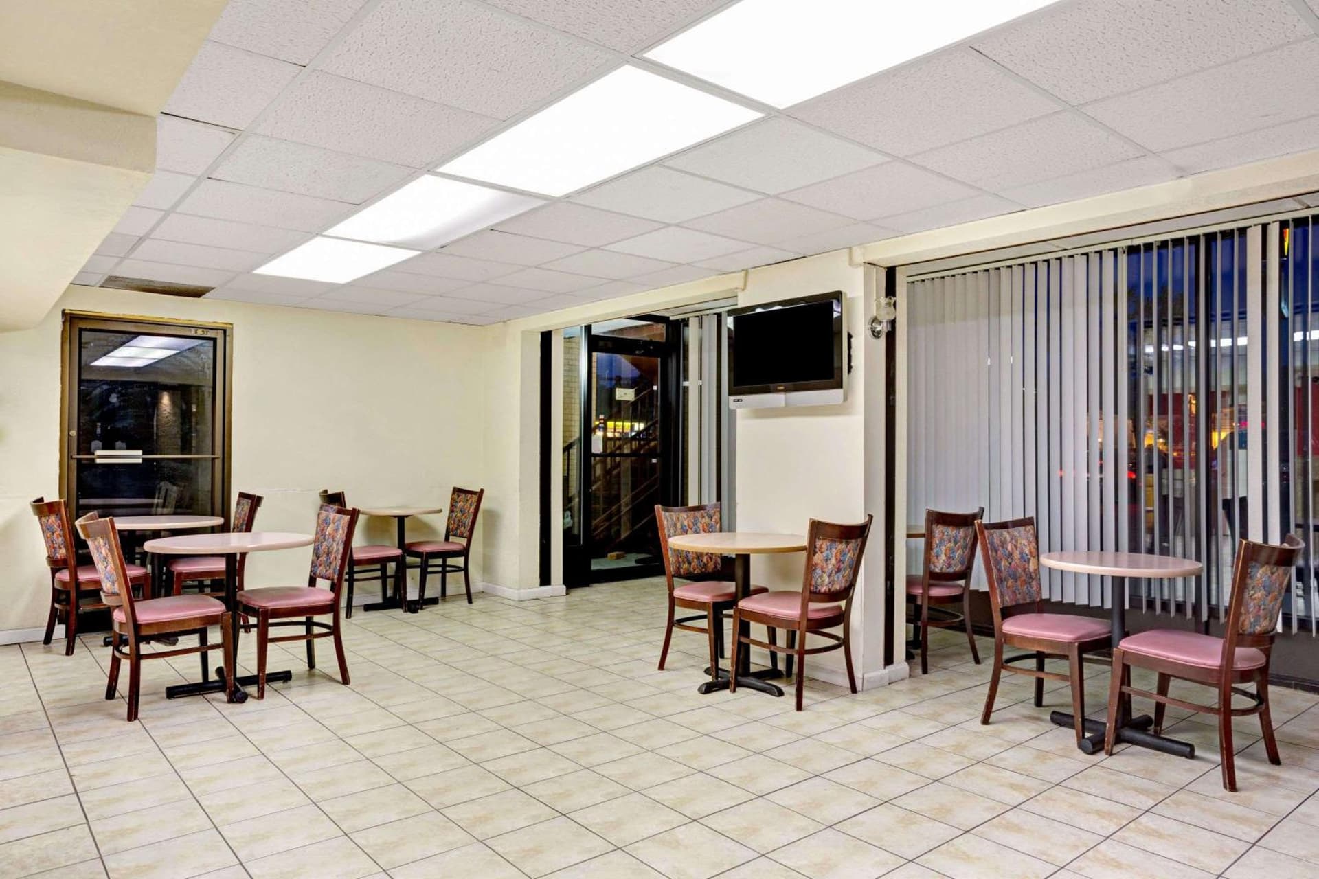 Super 8 by Wyndham Fredericksburg gallery photo in Fredericksburg, VA — image 19