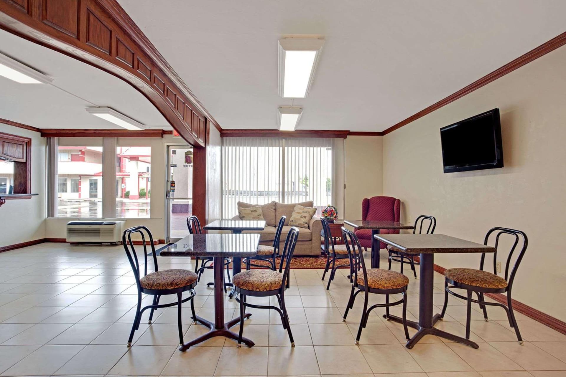 Super 8 by Wyndham Oklahoma/Frontier City gallery photo in Edmond, OK — image 7