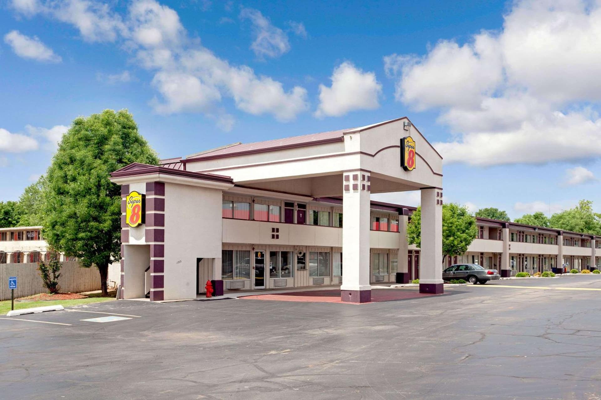 Super 8 by Wyndham Oklahoma/Frontier City interior in Edmond, OK — gallery photo 2