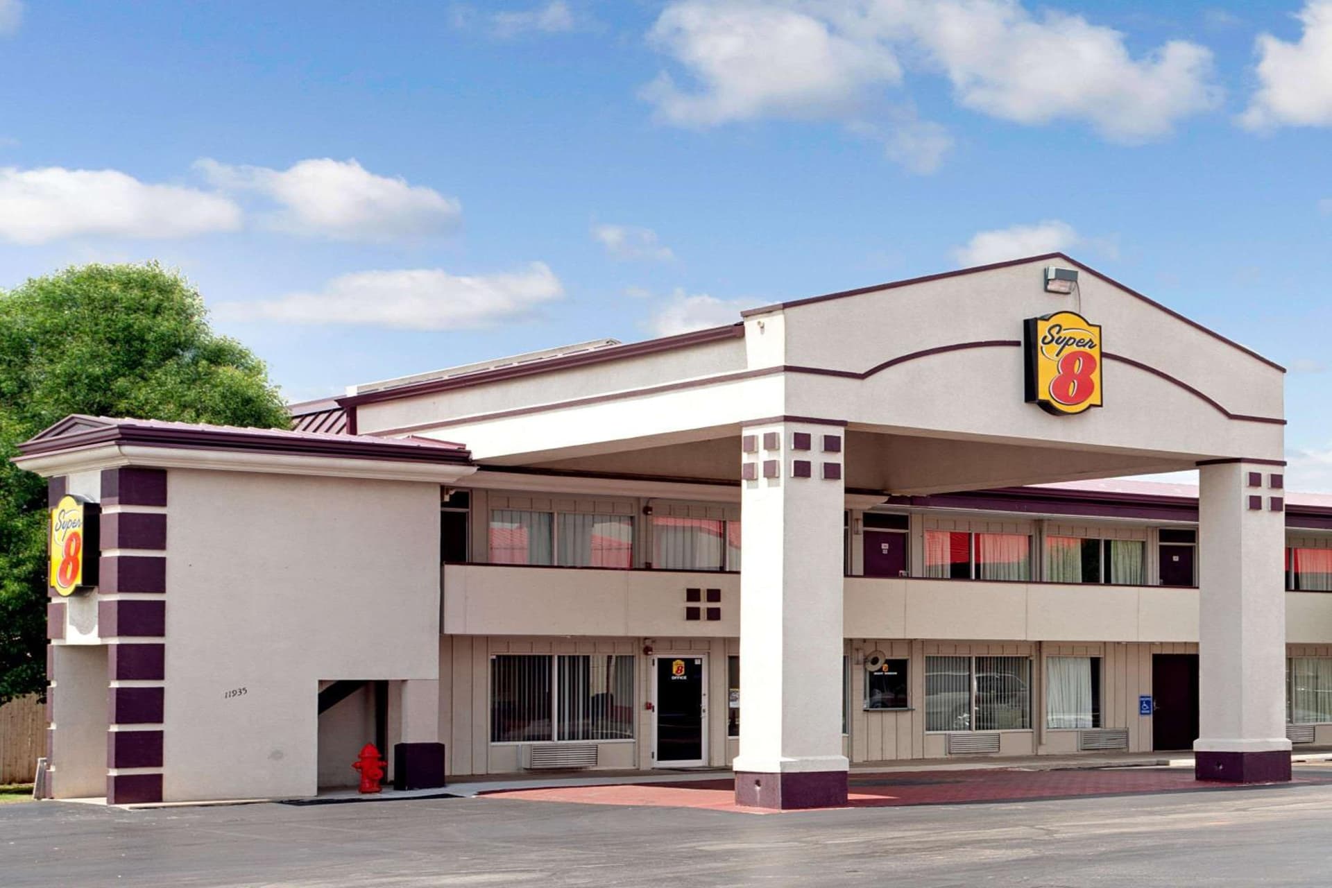 Super 8 by Wyndham Oklahoma/Frontier City exterior or lobby in Edmond, OK — main listing photo