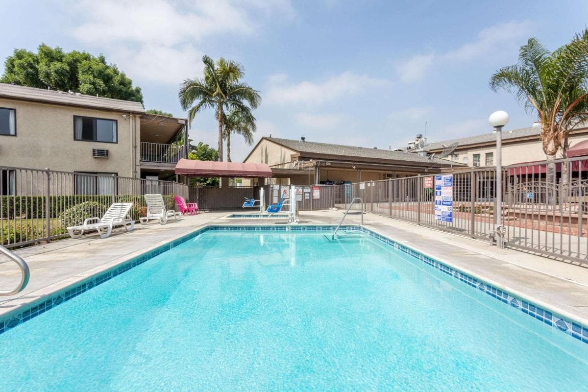 Knights Inn Pico Rivera interior in Pico Rivera, CA — gallery photo 2