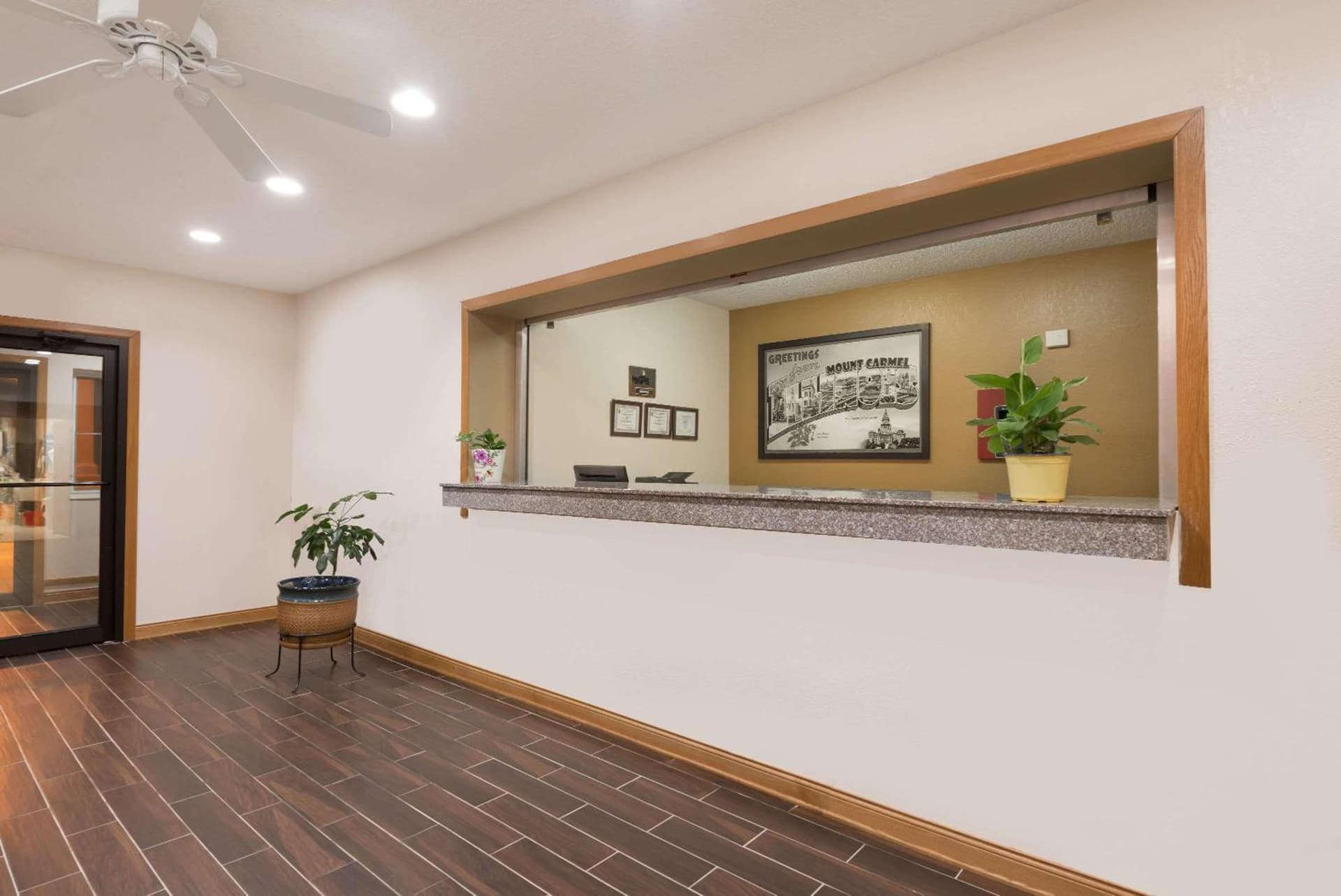 Super 8 by Wyndham Mt. Carmel IL interior in Mount Carmel, IL — gallery photo 2