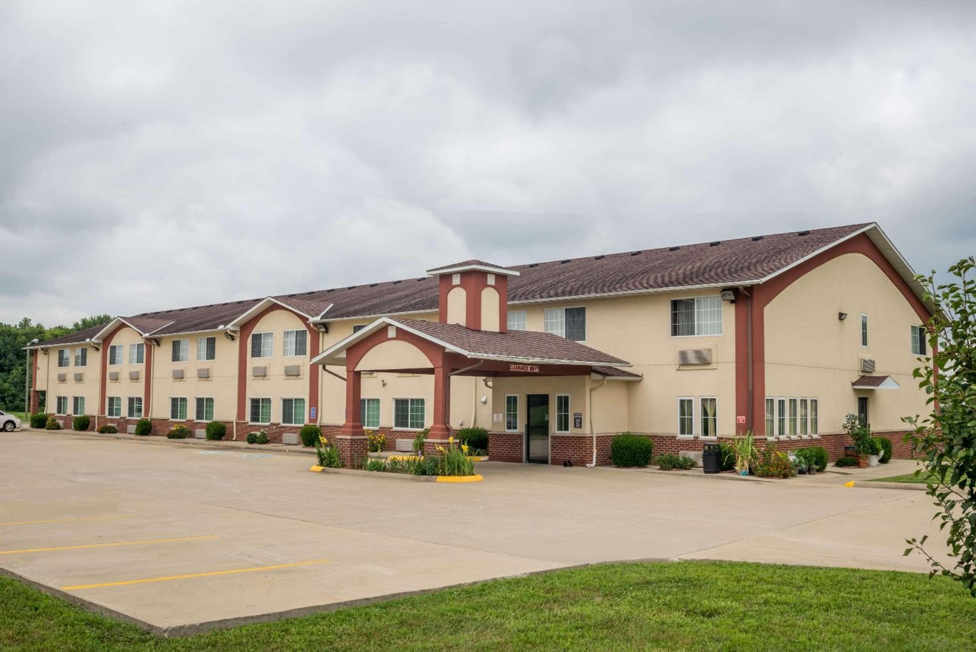 Super 8 by Wyndham Mt. Carmel IL featured exterior or lobby in Mount Carmel, IL — similar hotel