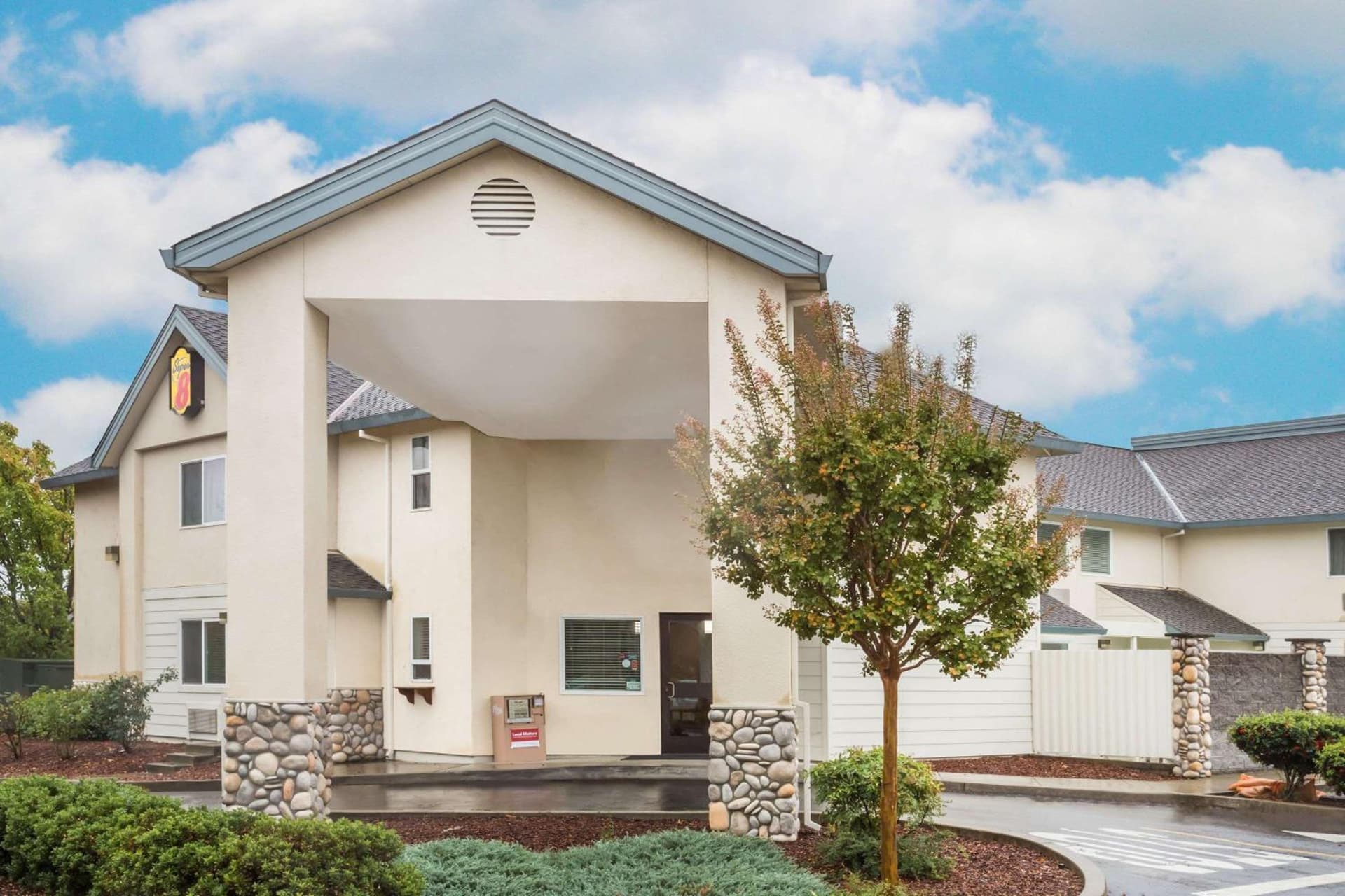Super 8 by Wyndham Cloverdale Wine Country featured exterior or lobby in Cloverdale, CA — similar hotel