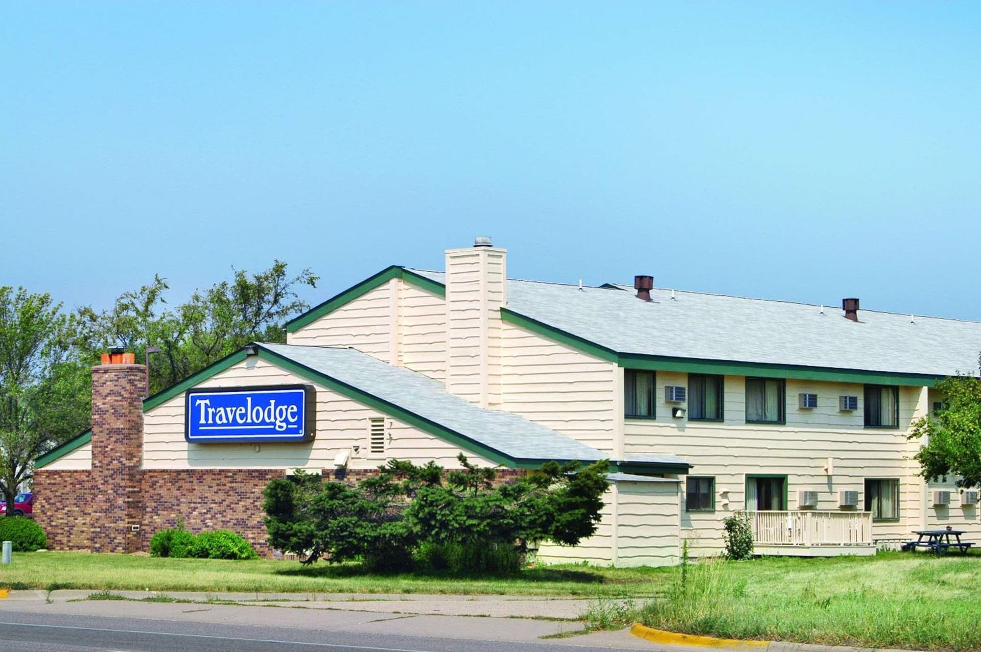 Travelodge by Wyndham Valleyfair Shakopee interior in Shakopee, MN — gallery photo 2