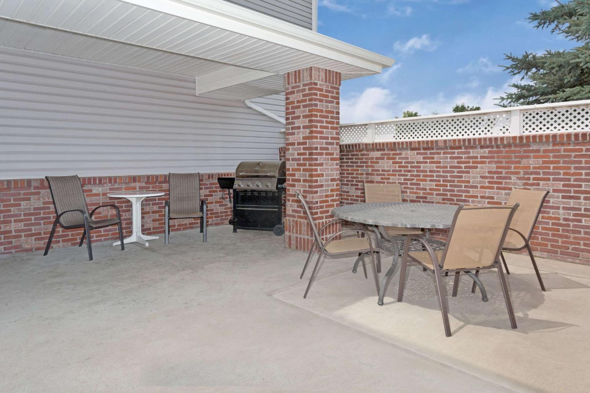 Super 8 by Wyndham Windsor interior in Windsor, CO — gallery photo 2