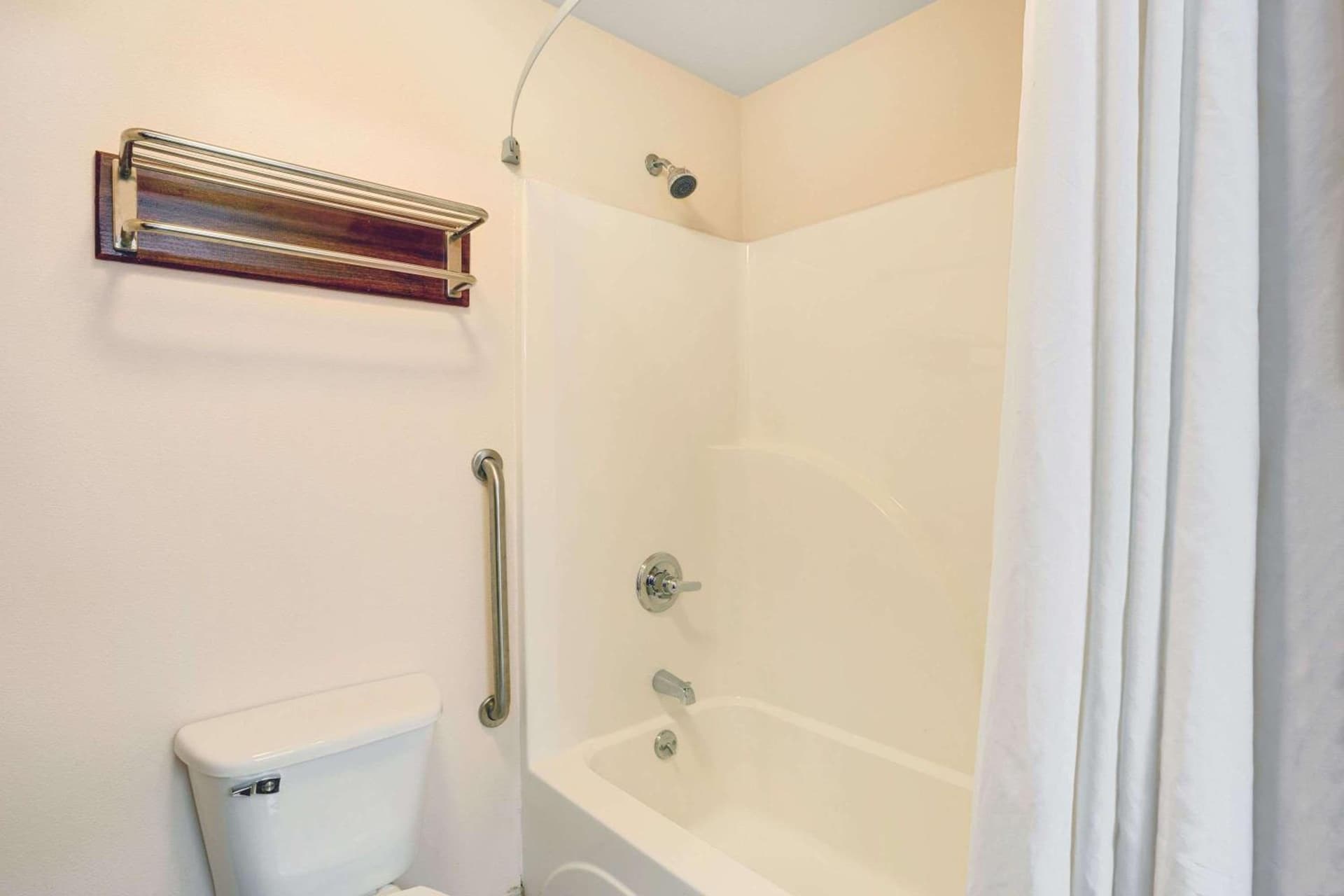 Super 8 by Wyndham Louisville/Expo Center property views in Louisville, KY — gallery photo 3