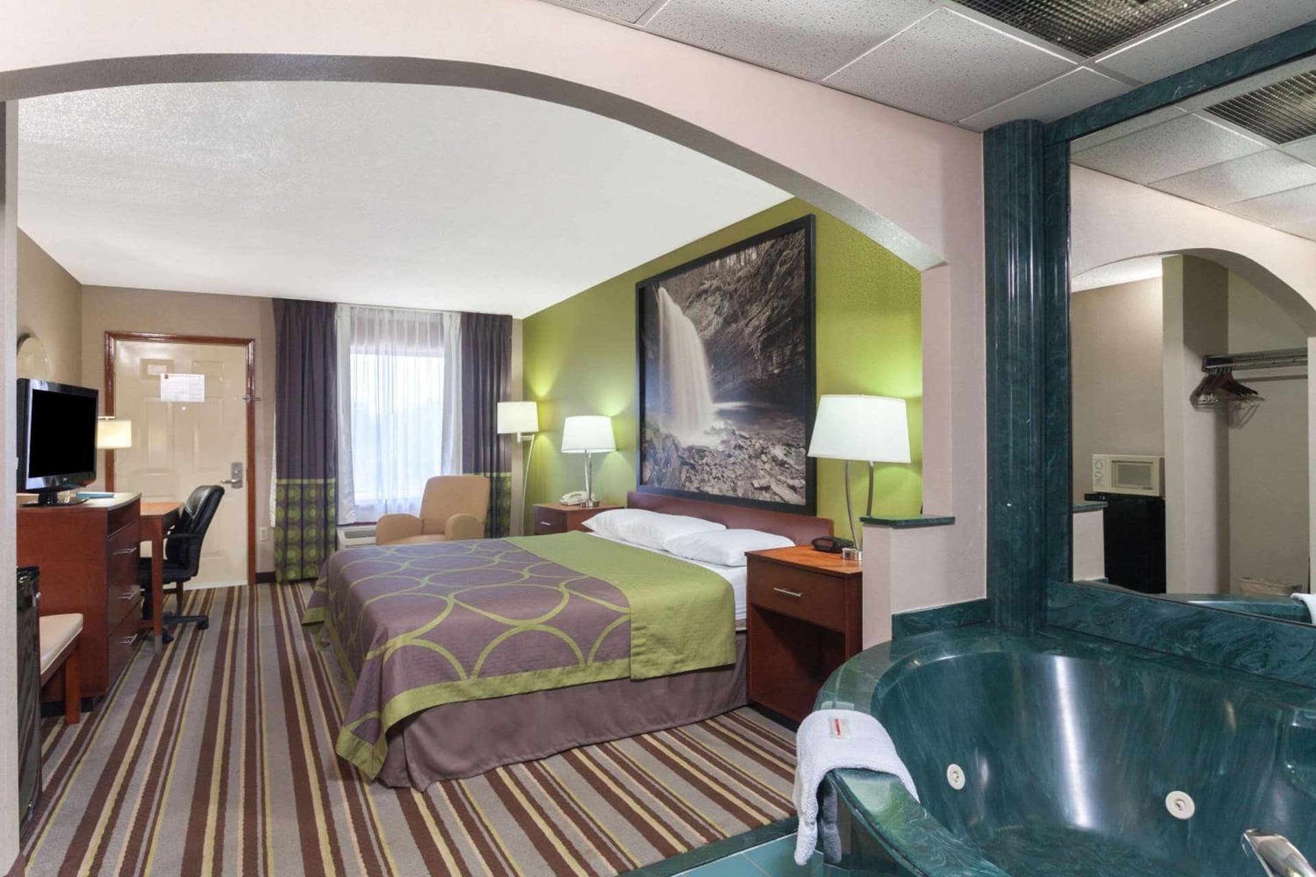 Super 8 by Wyndham Clarksville Northeast gallery photo in Clarksville, TN — image 7