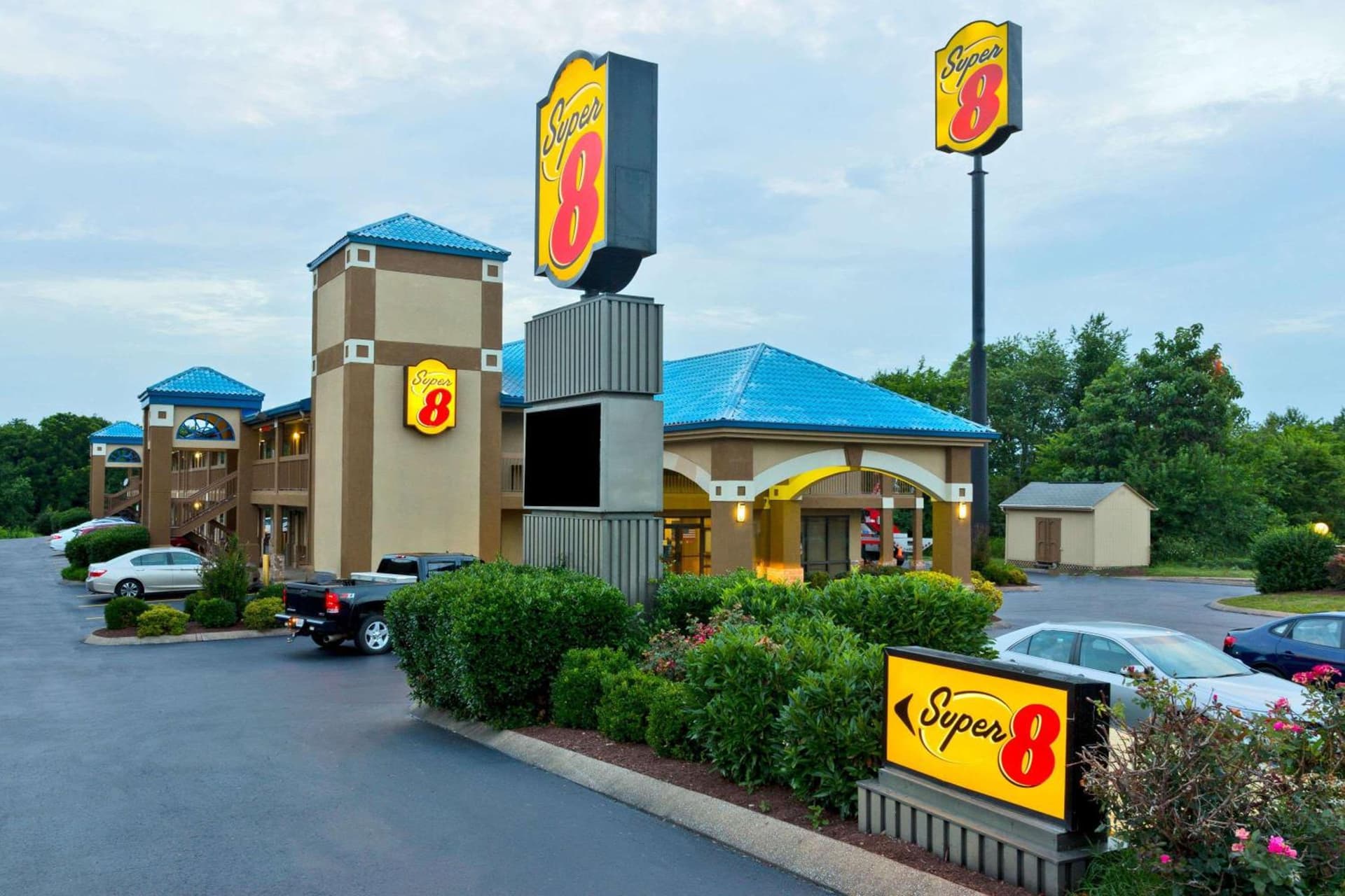 Super 8 by Wyndham Franklin Hwy 31 featured exterior or lobby in Franklin, KY — similar hotel